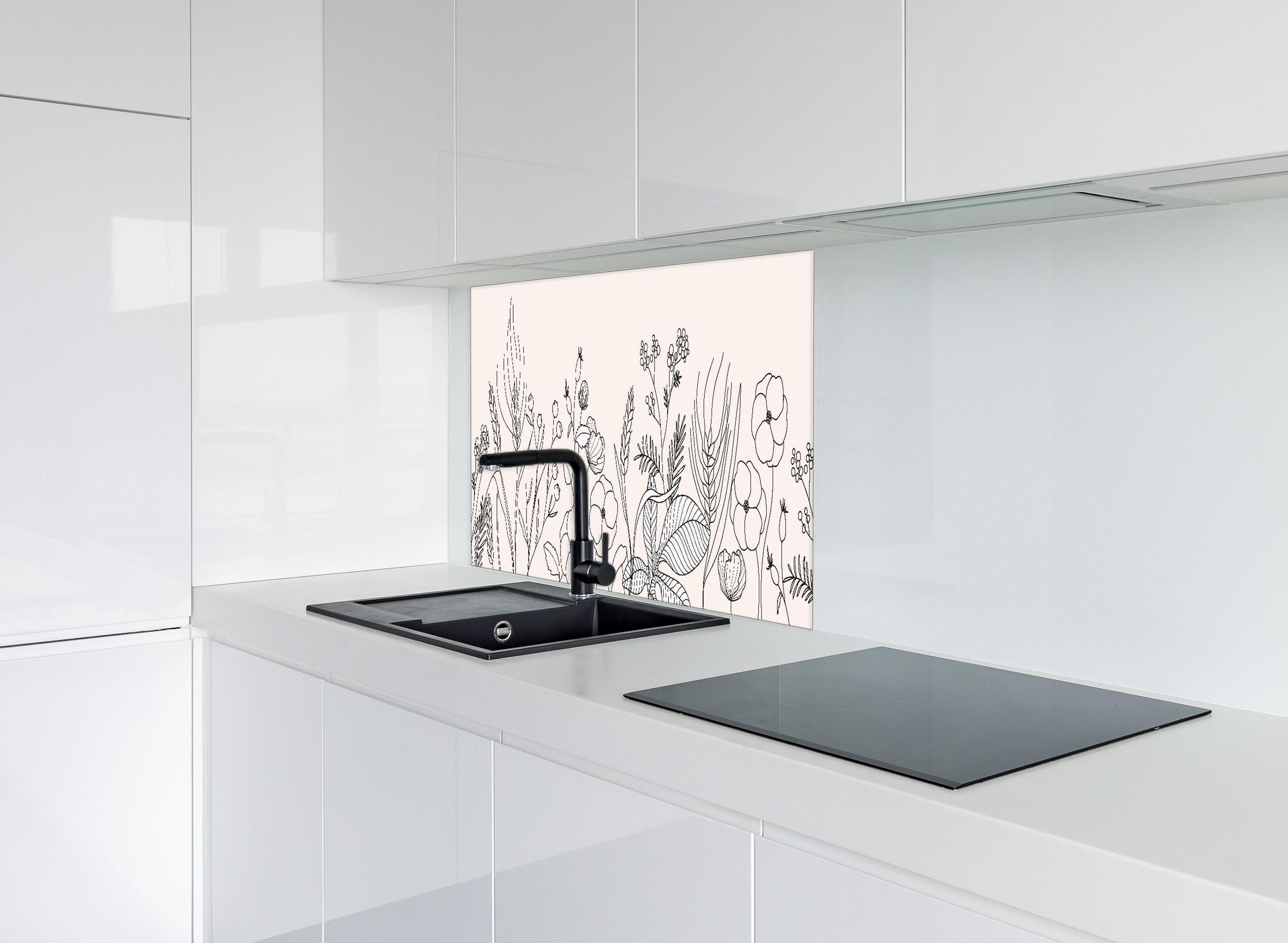 Spritzschutz - Elegante Botanische Kunst in Graunuancen hinter einem Cerankochfeld zwischen Holz-Kochutensilien
