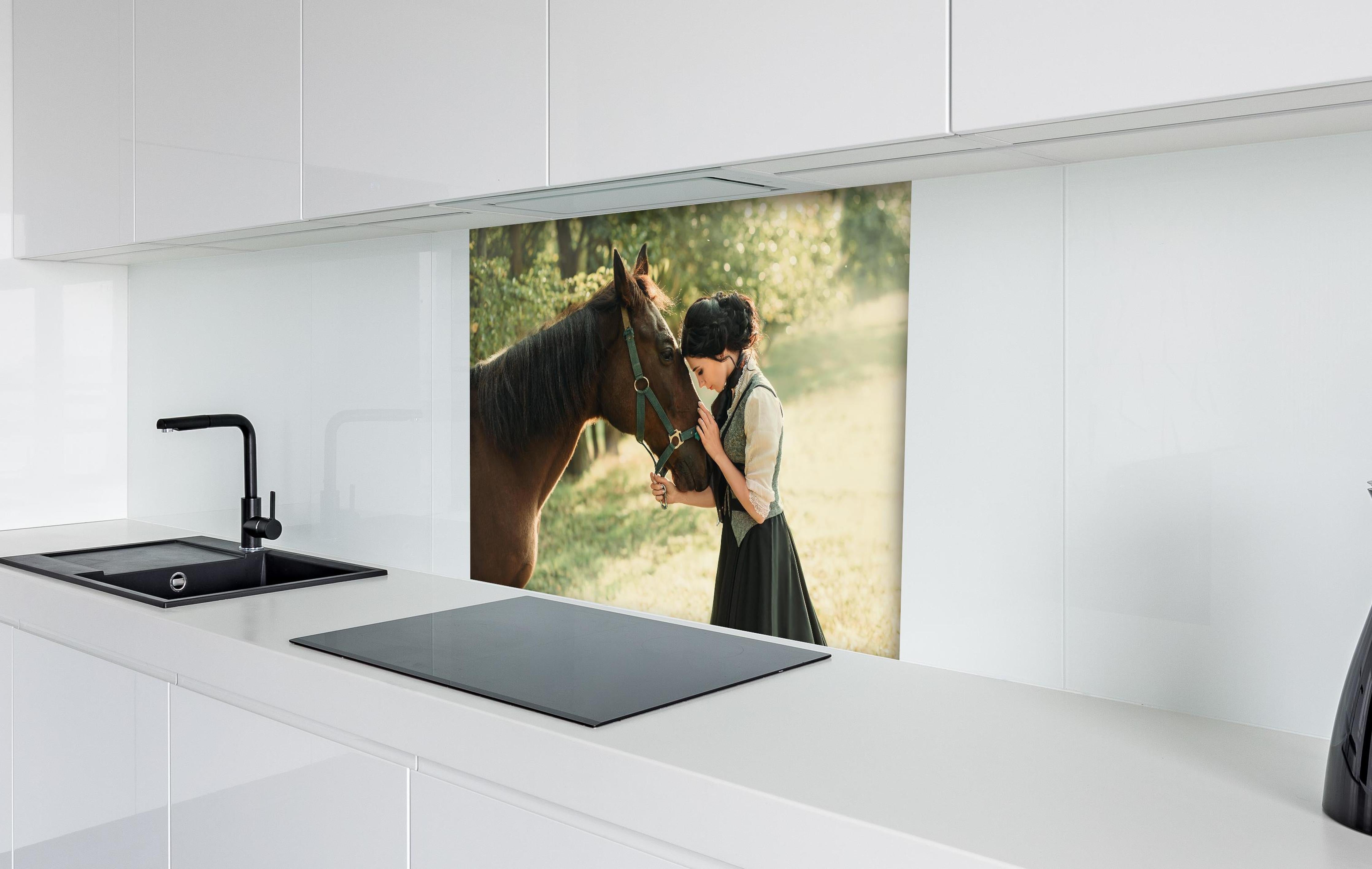 Spritzschutz - Elegante Dame mit Pferd  hinter einem Cerankochfeld zwischen Holz-Kochutensilien
