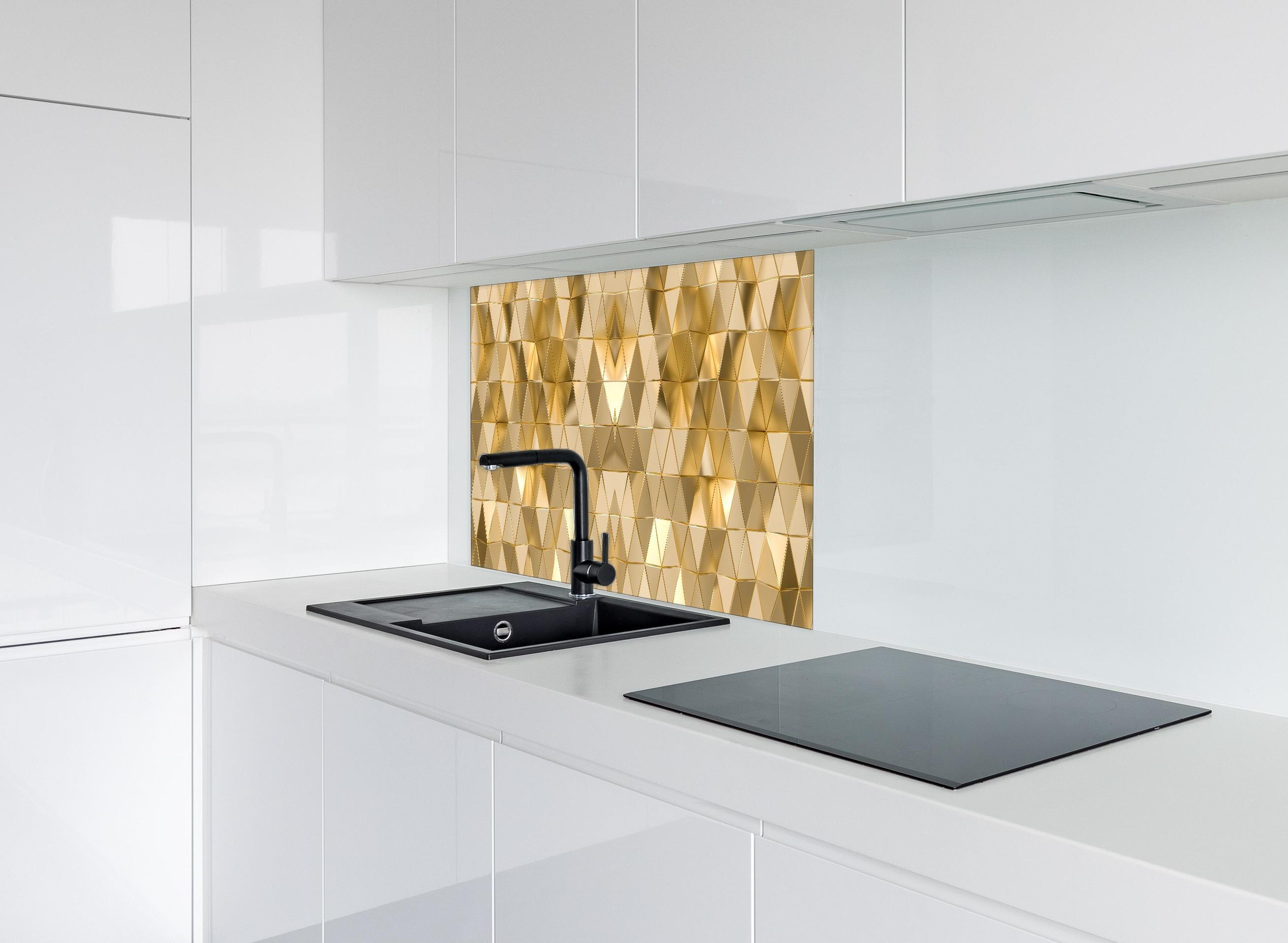 Spritzschutz - Elegante Goldene Geometrische Struktur hinter einem Cerankochfeld zwischen Holz-Kochutensilien
