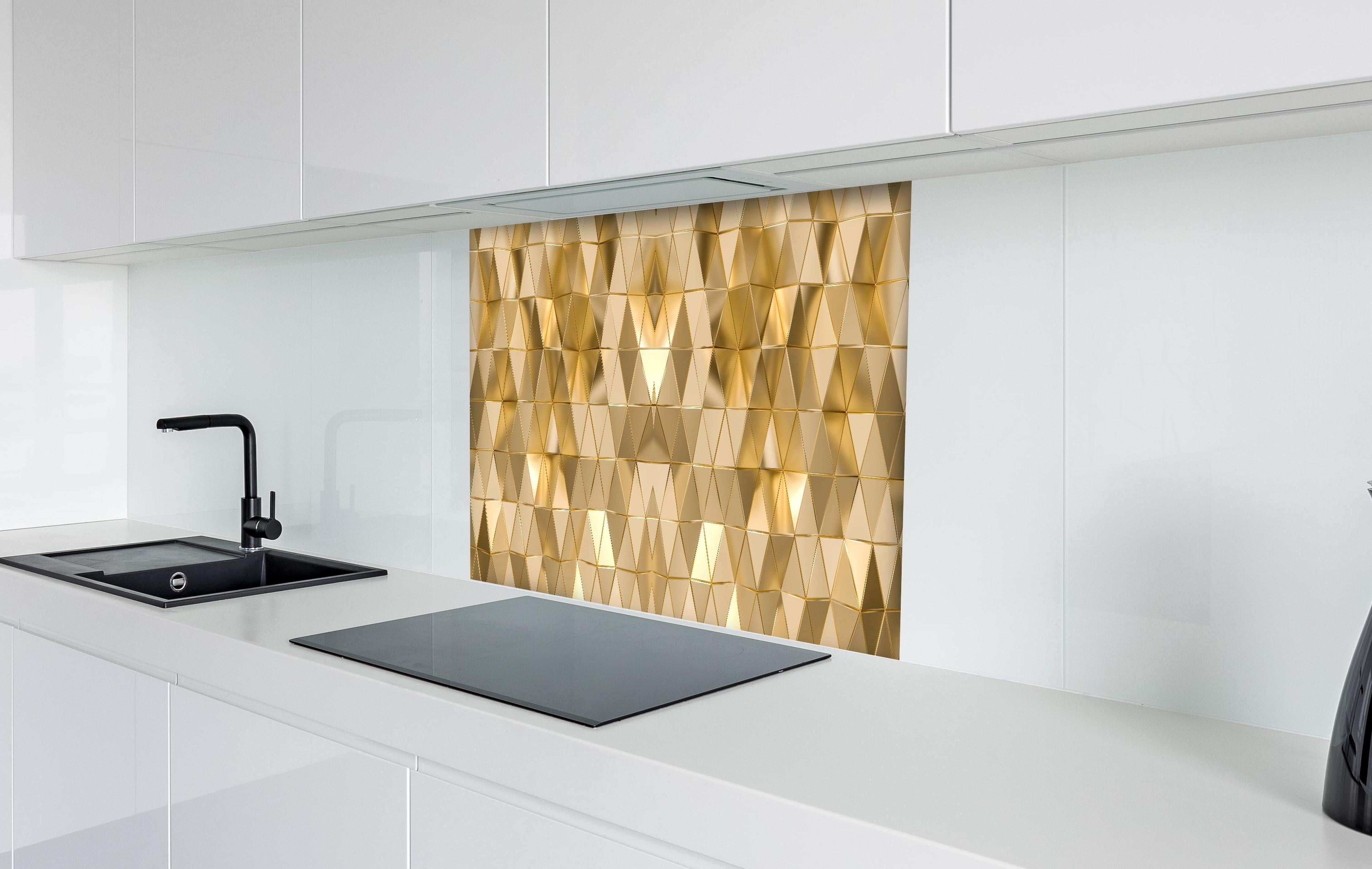 Spritzschutz - Elegante Goldene Geometrische Struktur hinter einem Cerankochfeld zwischen Holz-Kochutensilien
