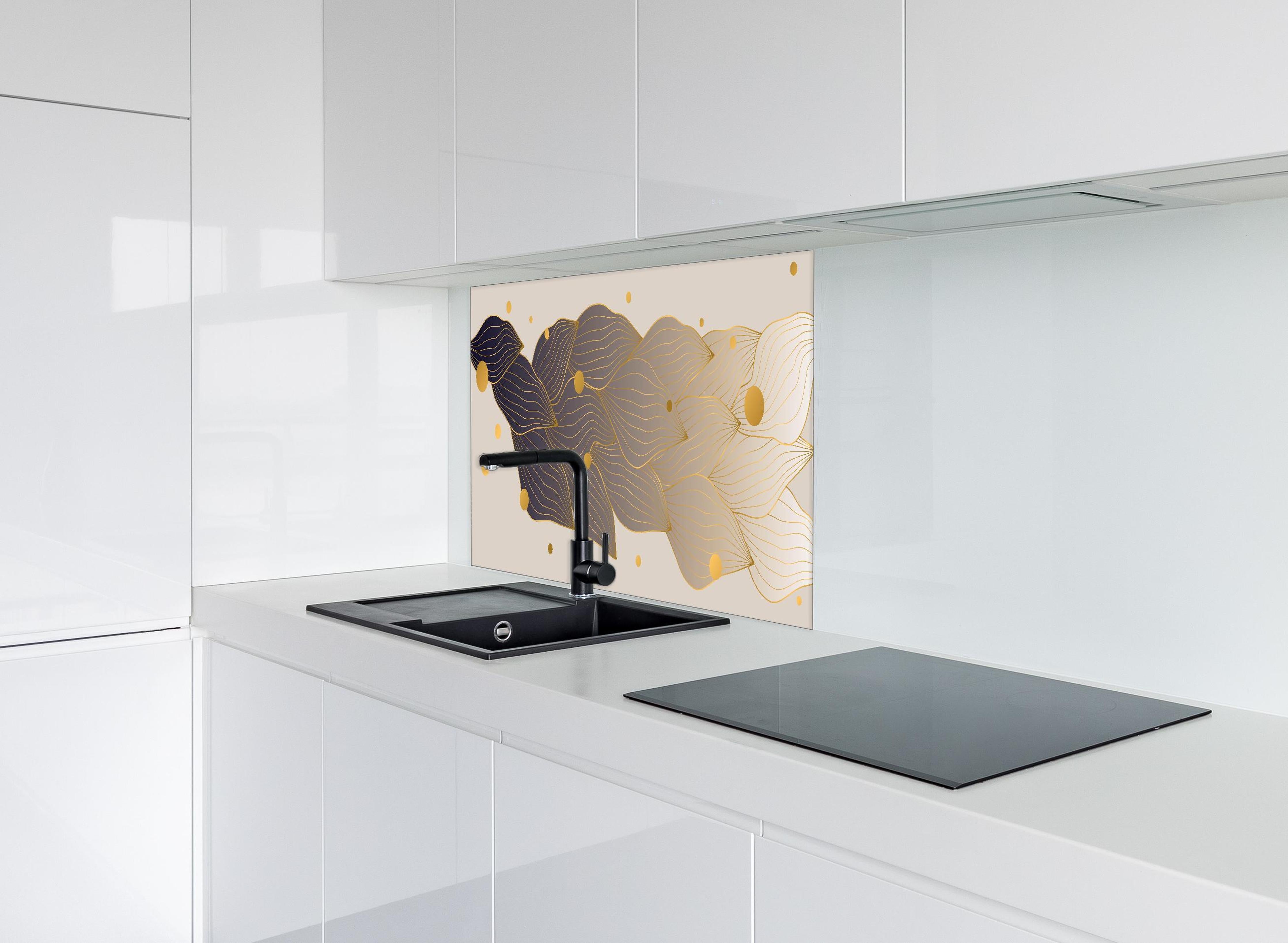 Spritzschutz - Elegante Graphik mit Goldakzenten hinter einem Cerankochfeld zwischen Holz-Kochutensilien
