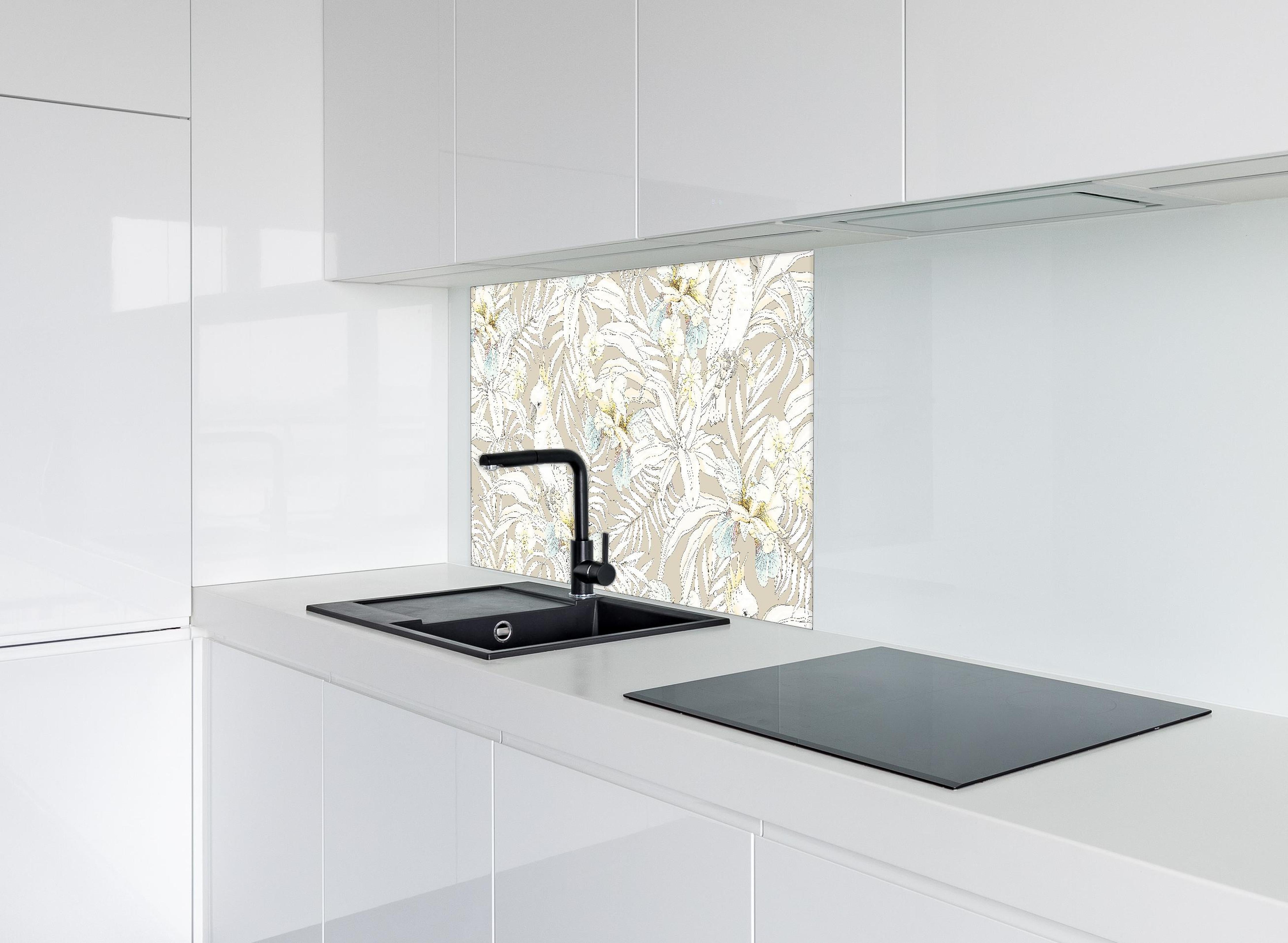 Spritzschutz - Elegante Kakadu-Blüten Illustration in Grautönen hinter einem Cerankochfeld zwischen Holz-Kochutensilien
