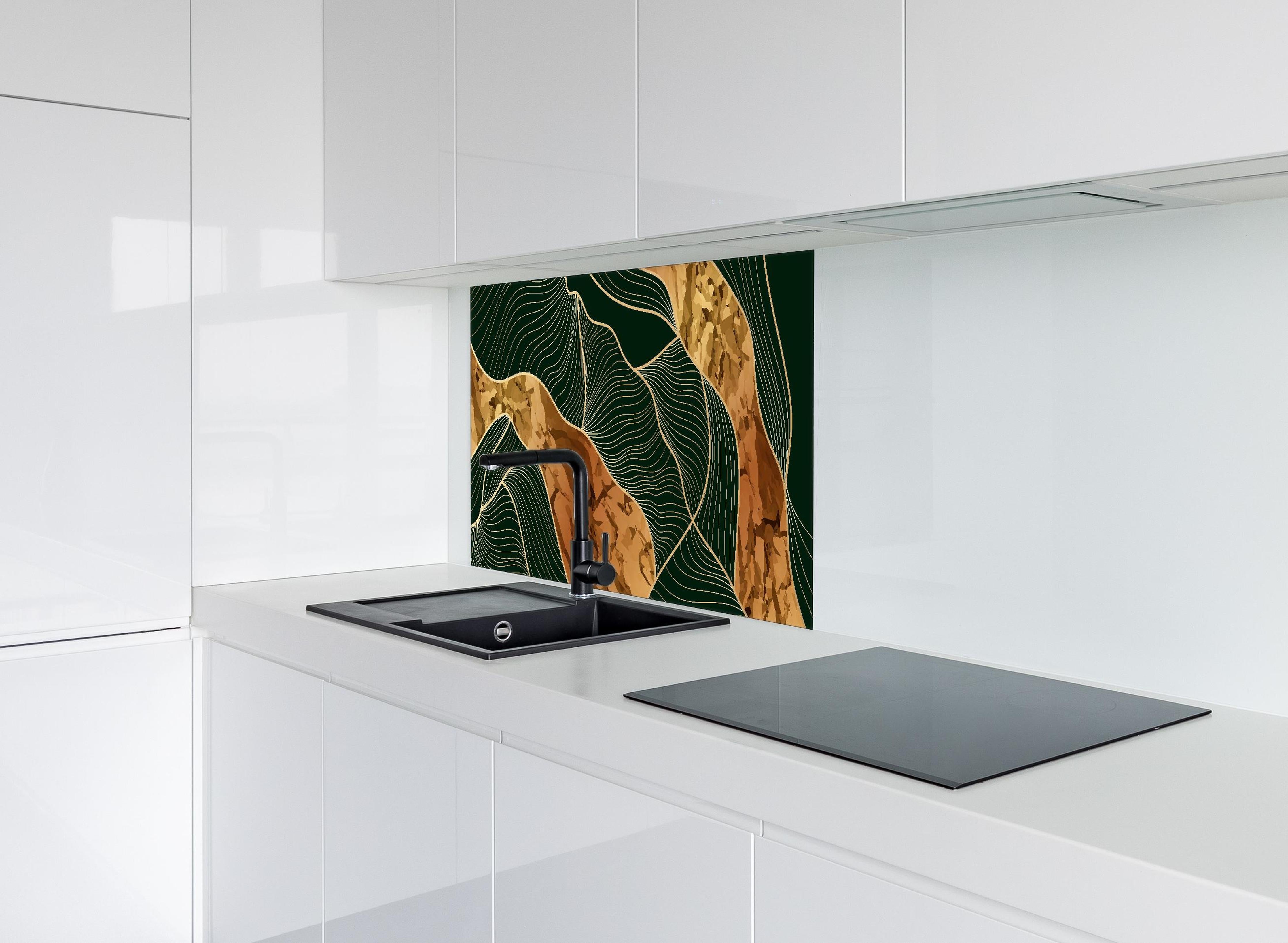 Spritzschutz - Elegante Konturlinien in Gold und Grün hinter einem Cerankochfeld zwischen Holz-Kochutensilien
