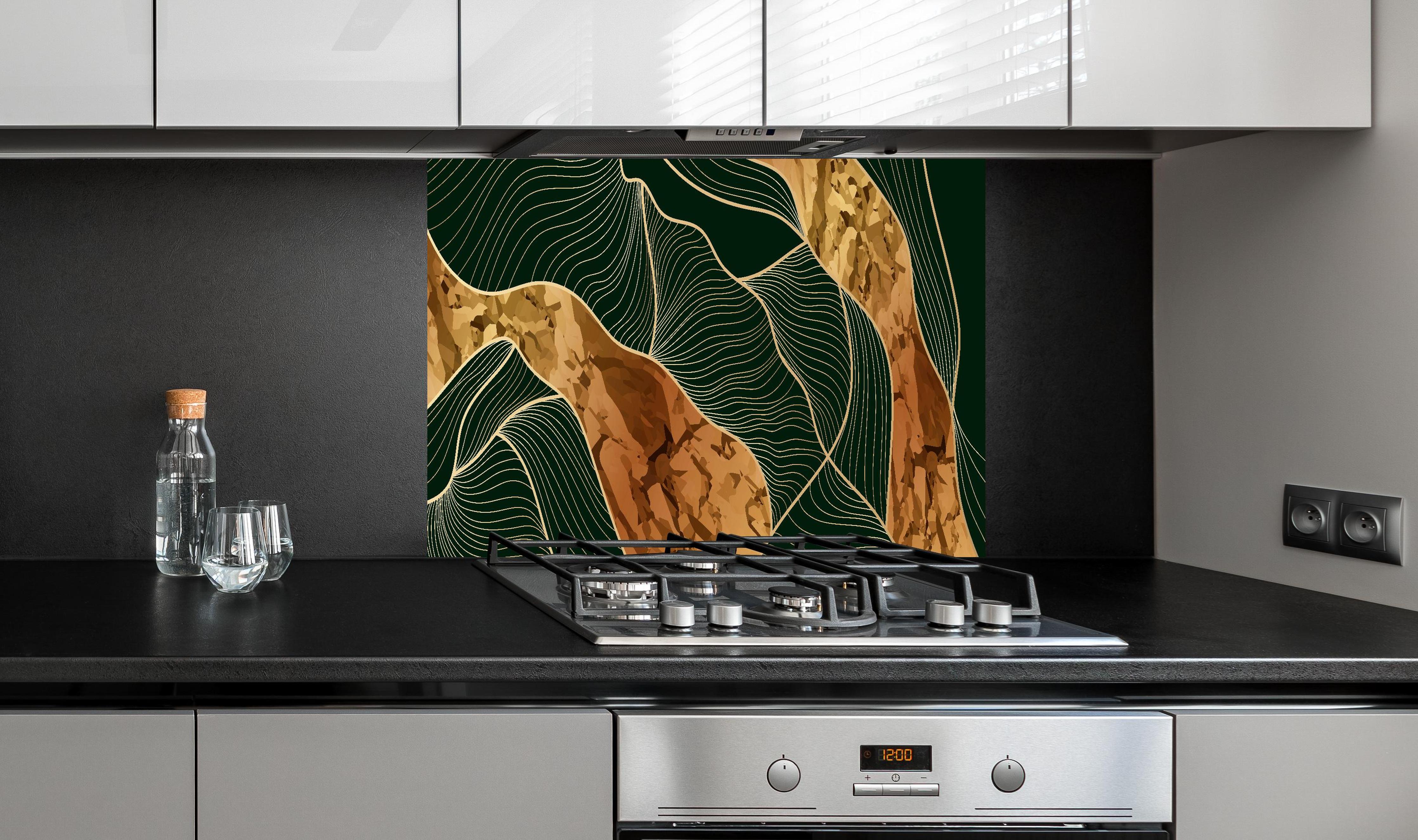 Spritzschutz - Elegante Linienkunst in Goldbraun-Tönen hinter einem Cerankochfeld zwischen Holz-Kochutensilien
