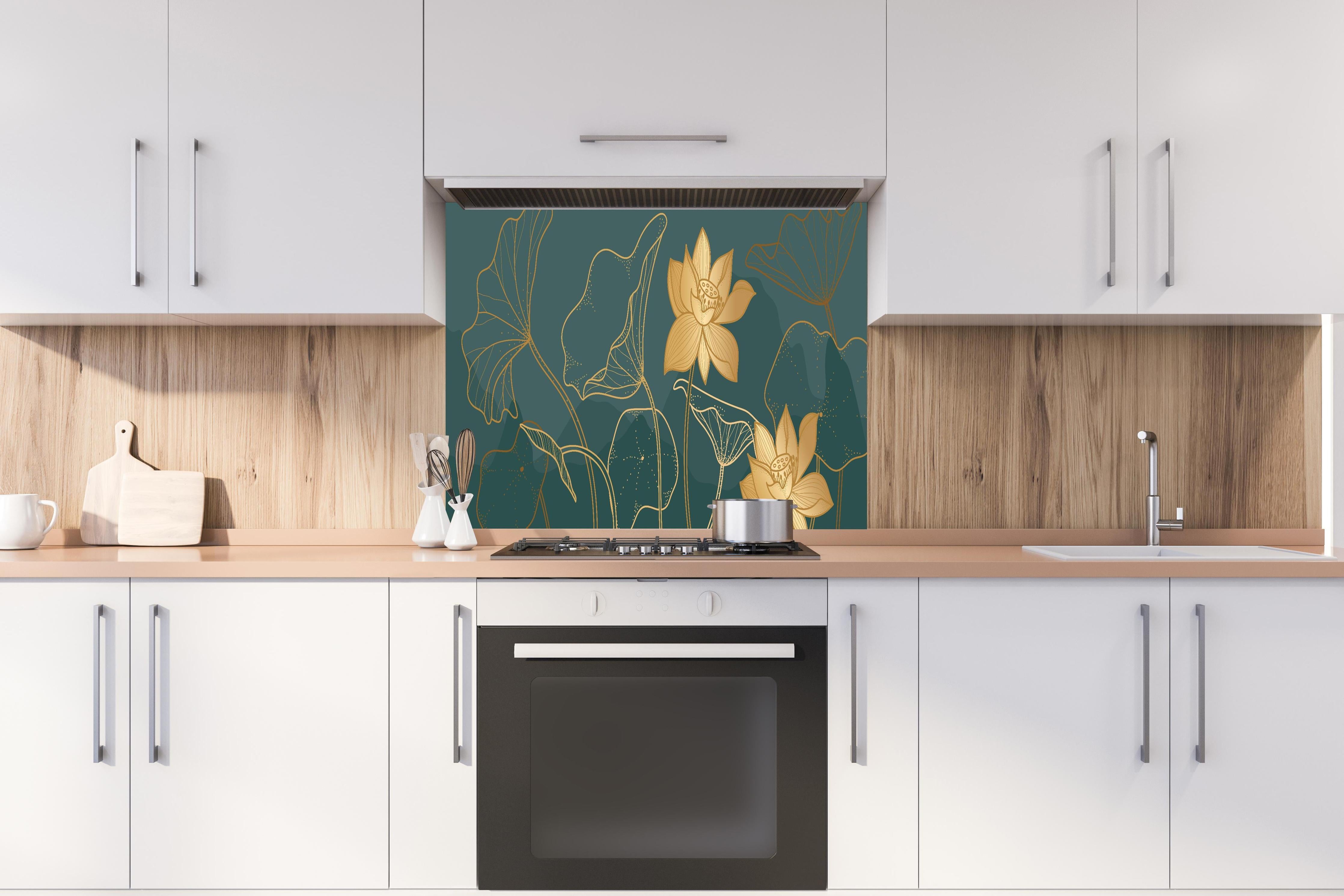 Spritzschutz - Elegante Lotus Kunst Grafik Gold hinter einem Cerankochfeld zwischen Holz-Kochutensilien

