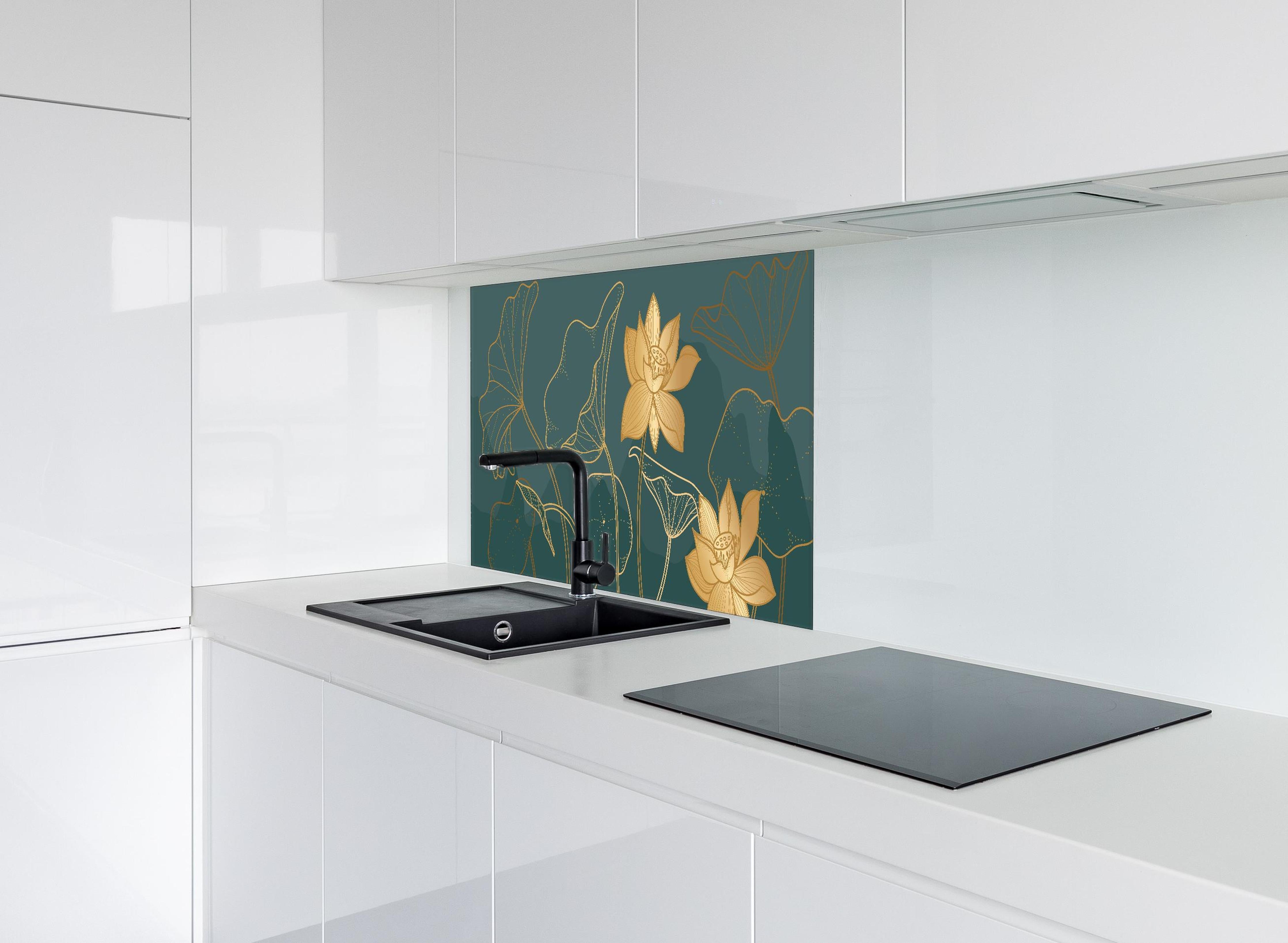Spritzschutz - Elegante Lotus Kunst Grafik Gold hinter einem Cerankochfeld zwischen Holz-Kochutensilien
