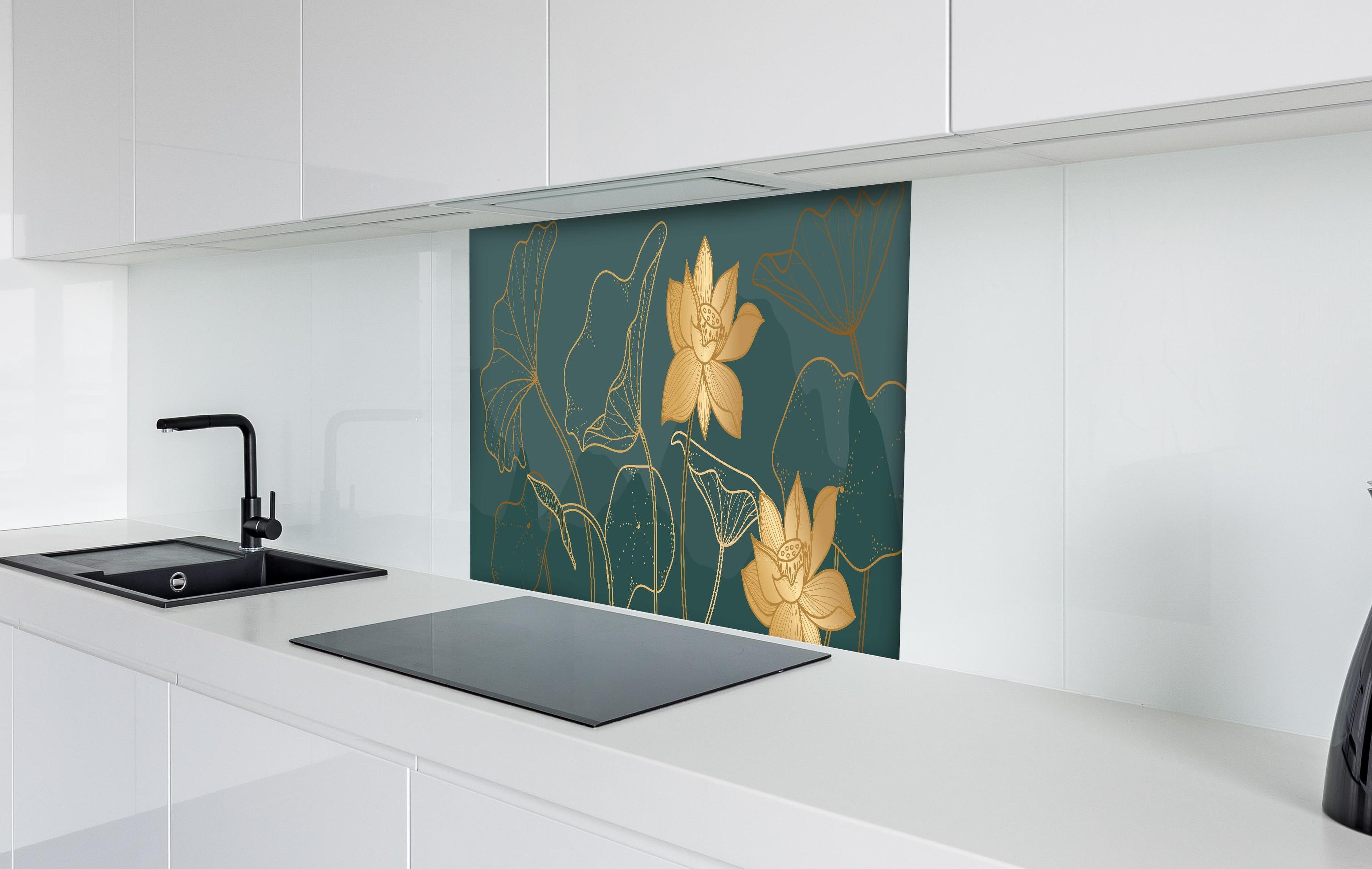Spritzschutz - Elegante Lotus Kunst Grafik Gold hinter einem Cerankochfeld zwischen Holz-Kochutensilien
