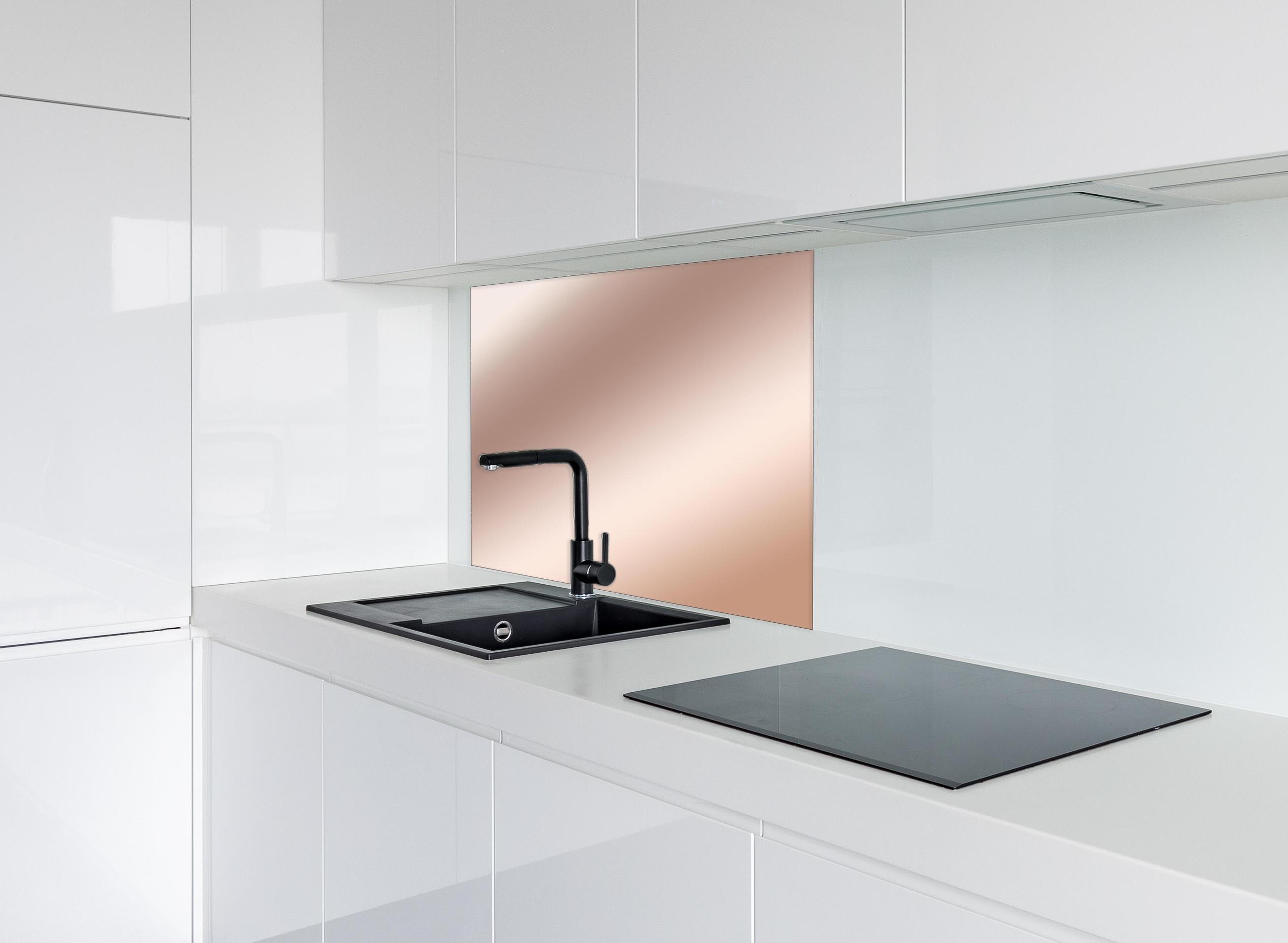 Spritzschutz - Elegante Metallic-Bronze Wand hinter einem Cerankochfeld zwischen Holz-Kochutensilien
