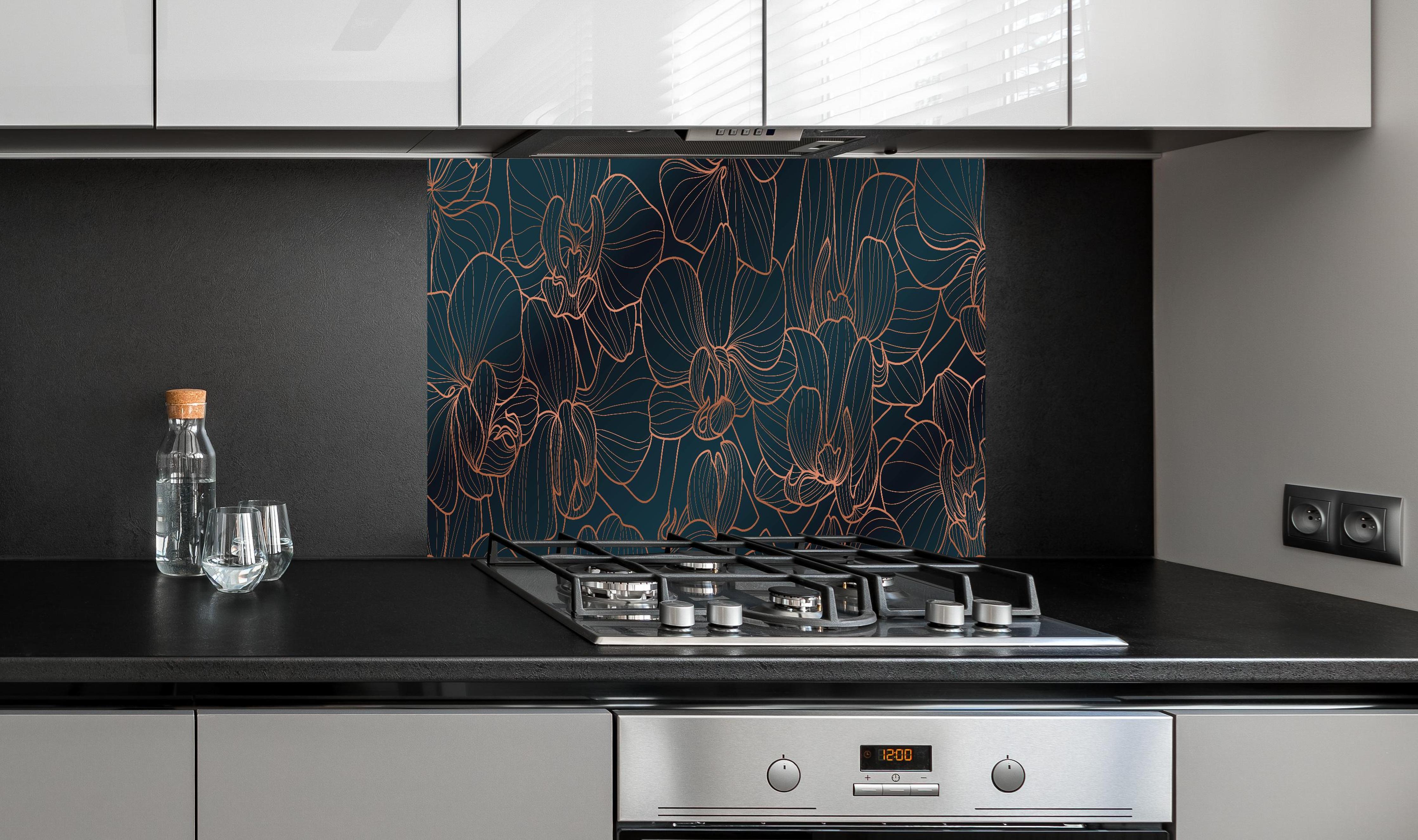 Spritzschutz - Elegante Orchideen Linienkunst Dunkle Töne hinter einem Cerankochfeld zwischen Holz-Kochutensilien
