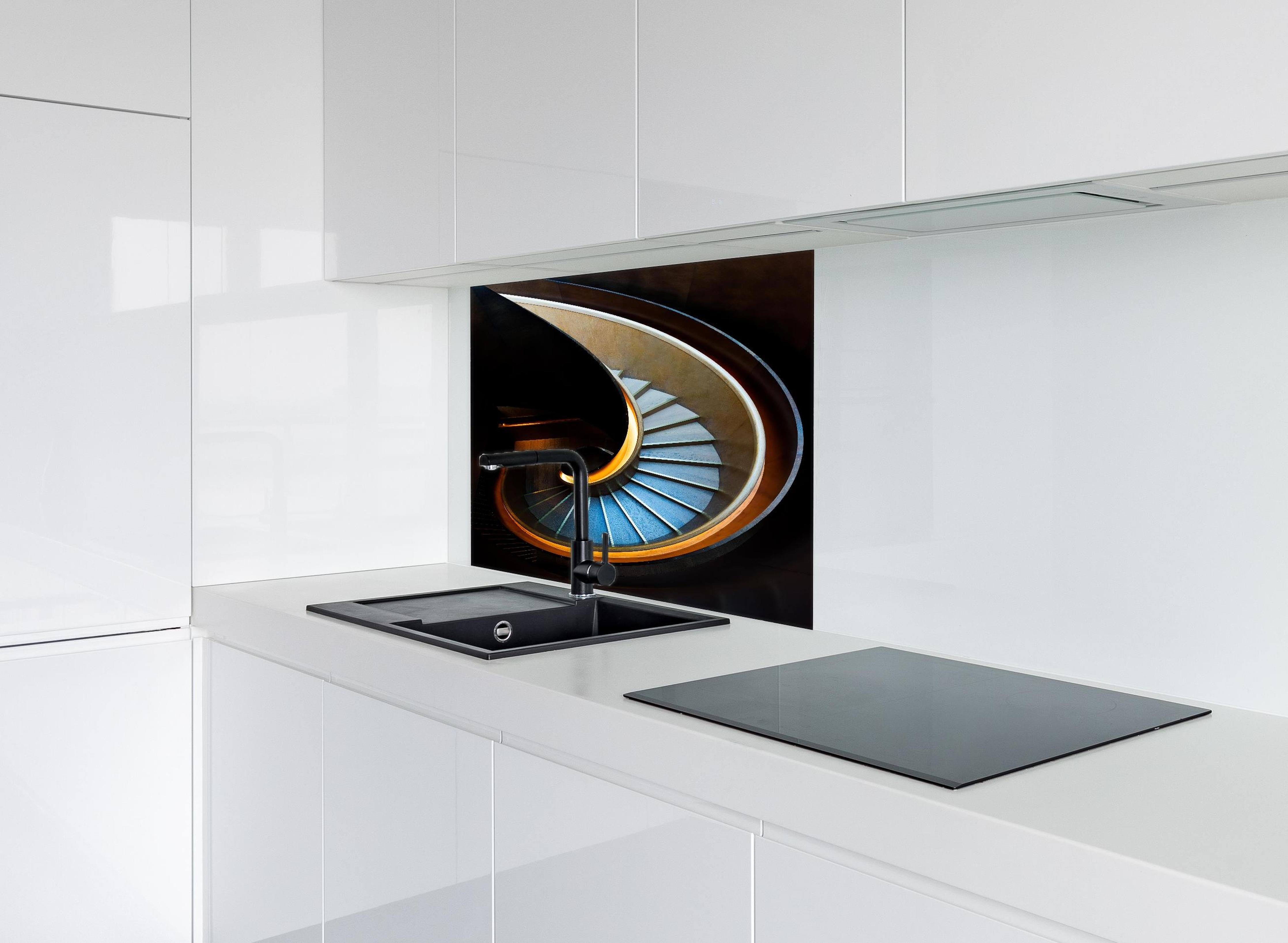 Spritzschutz - Elegante Spirale Treppenhaus Architektur hinter einem Cerankochfeld zwischen Holz-Kochutensilien
