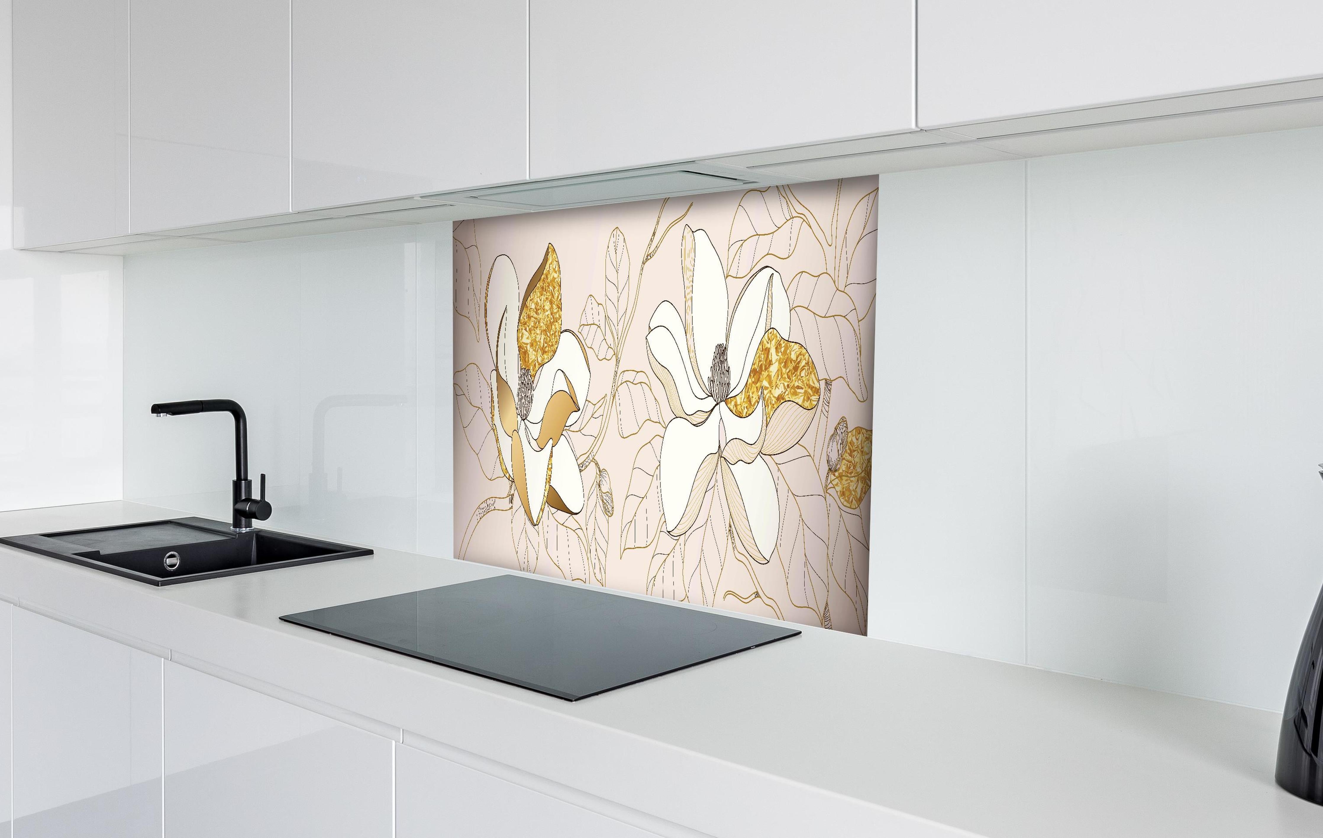 Spritzschutz - Elegante Weiß-Gold-Blumen Illustration hinter einem Cerankochfeld zwischen Holz-Kochutensilien
