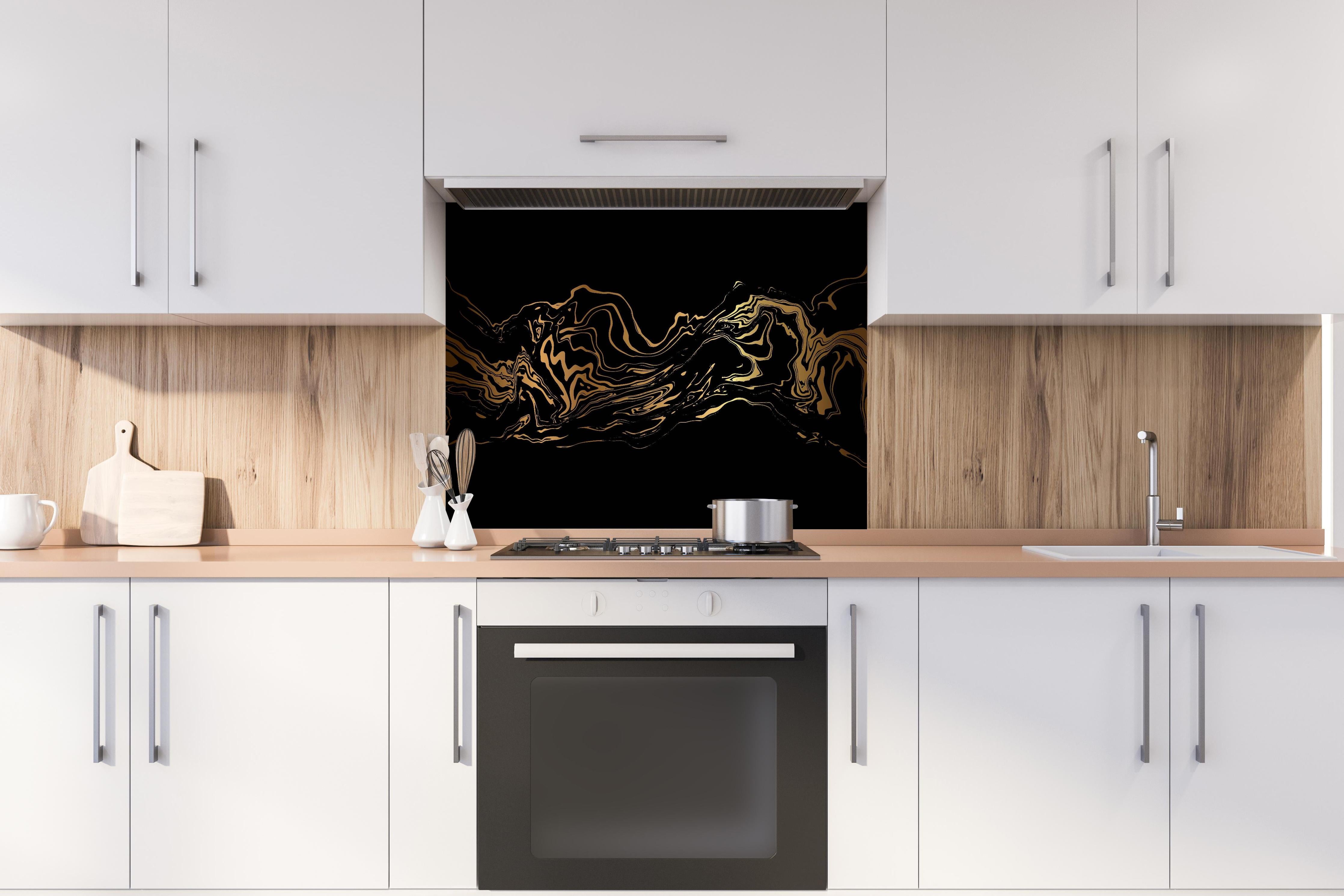 Spritzschutz - Elegante abstrakte Gold-Schwärze Textur hinter einem Cerankochfeld zwischen Holz-Kochutensilien

