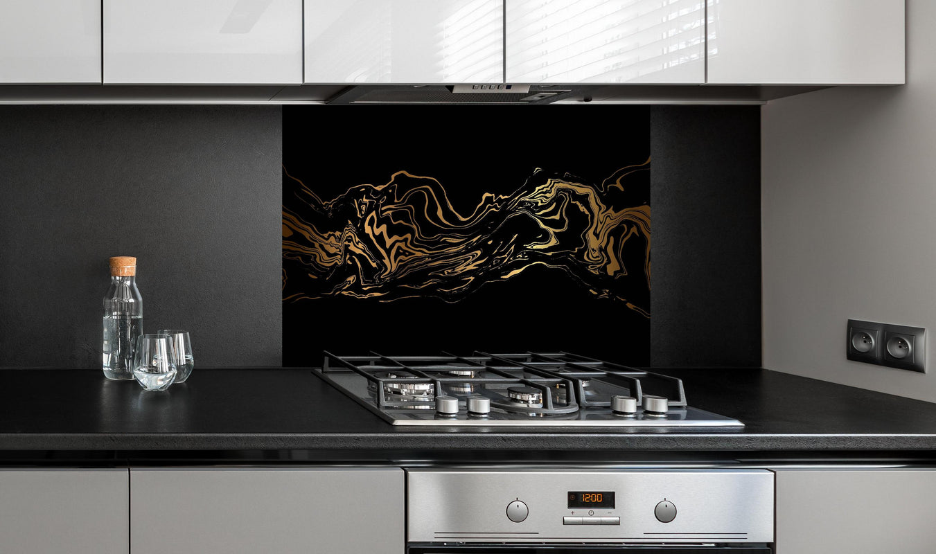 Spritzschutz - Elegante abstrakte Gold-Schwärze Textur hinter einem Cerankochfeld zwischen Holz-Kochutensilien
