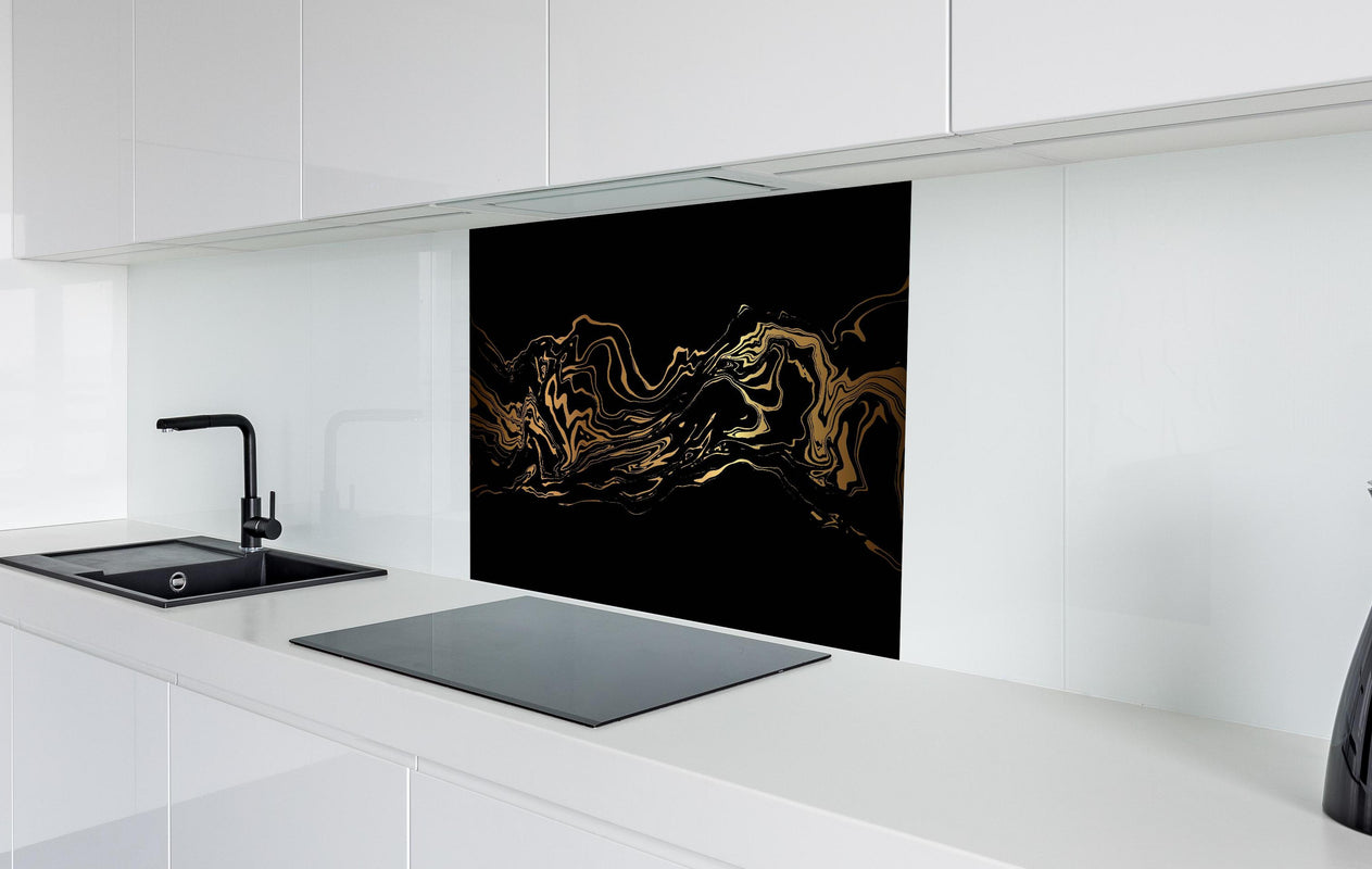 Spritzschutz - Elegante abstrakte Gold-Schwärze Textur hinter einem Cerankochfeld zwischen Holz-Kochutensilien
