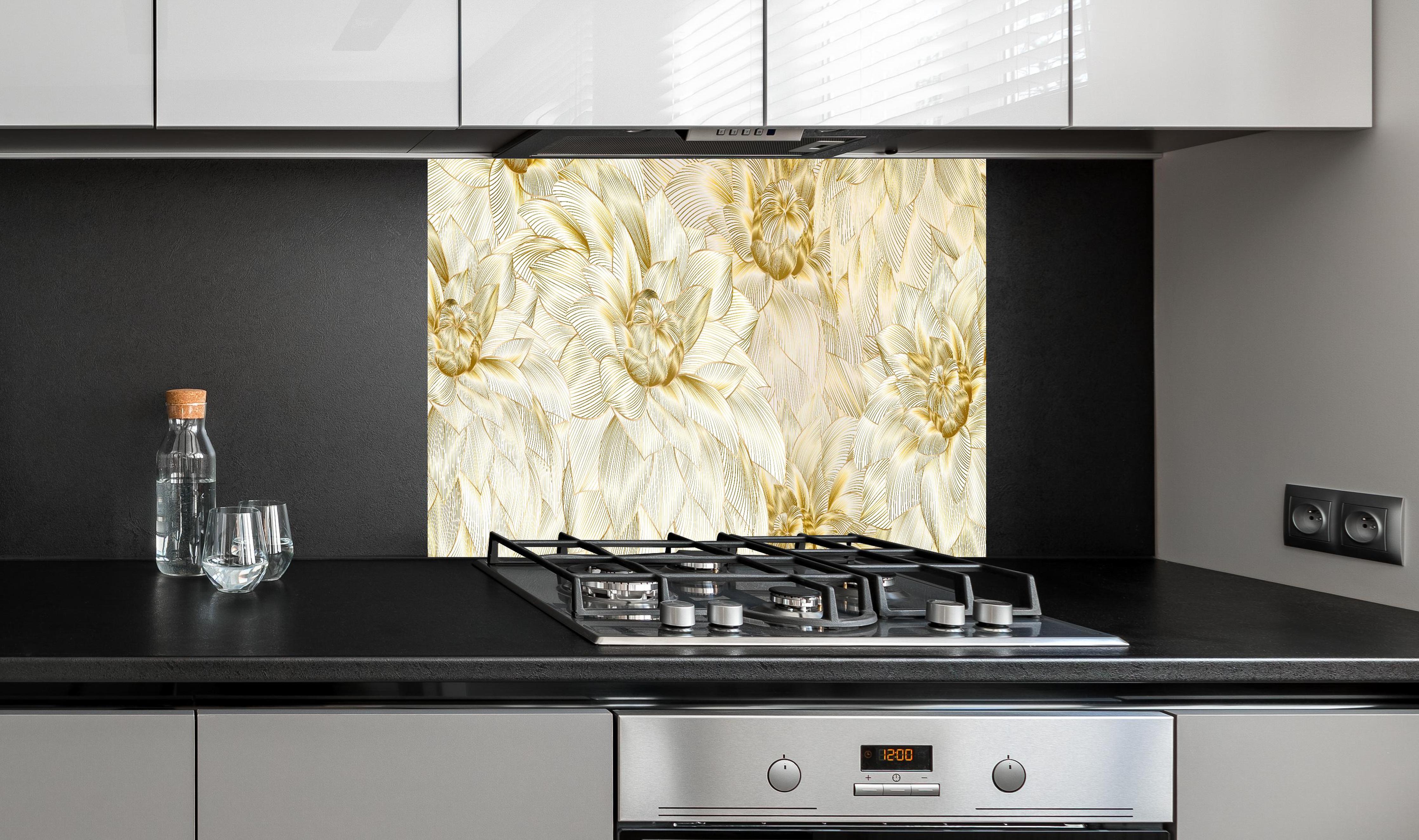 Spritzschutz - Elegante goldene Blumenmuster Textur hinter einem Cerankochfeld zwischen Holz-Kochutensilien
