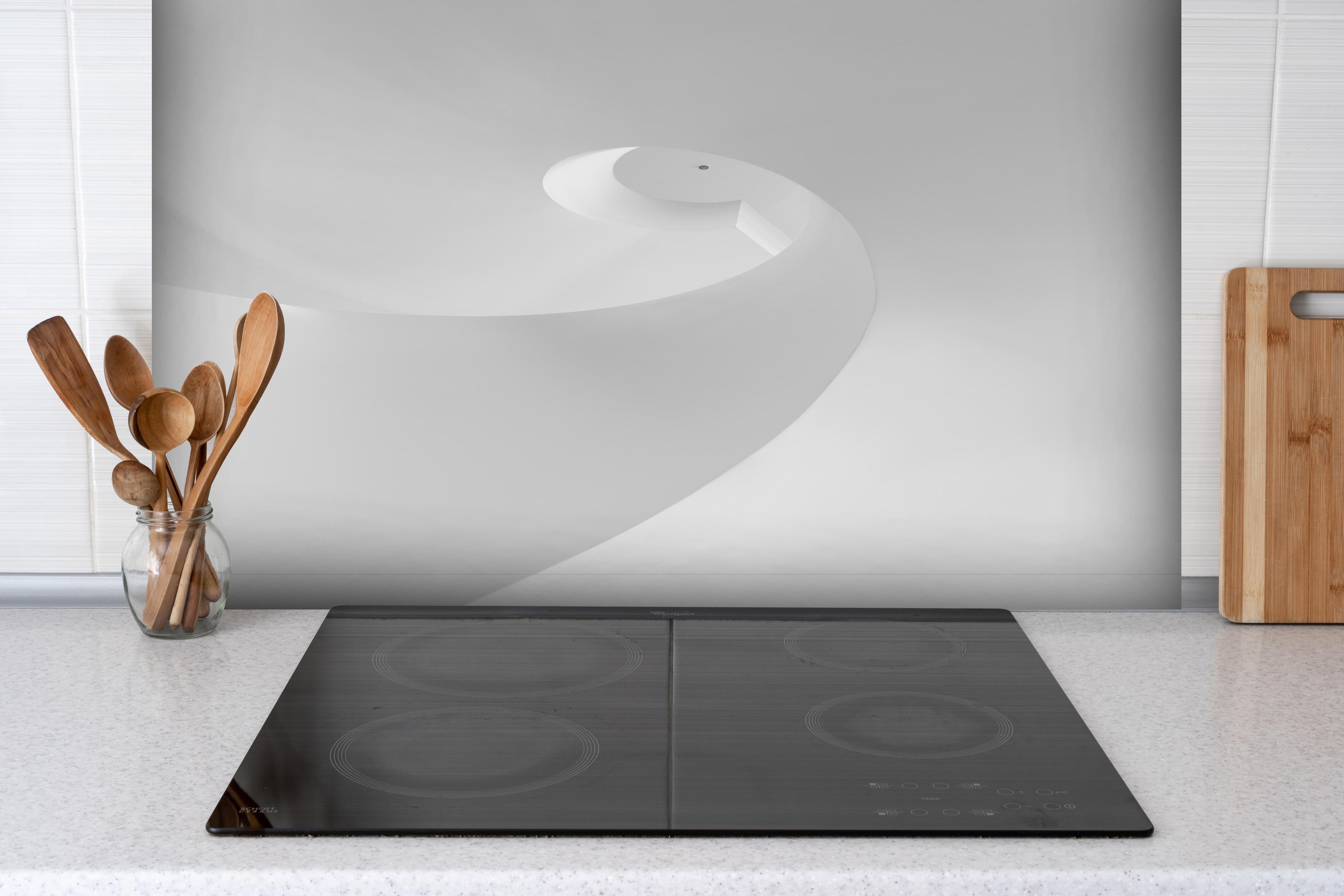 Spritzschutz - Elegante monochrome Spirale in Schwarz-weiß hinter einem Cerankochfeld zwischen Holz-Kochutensilien
