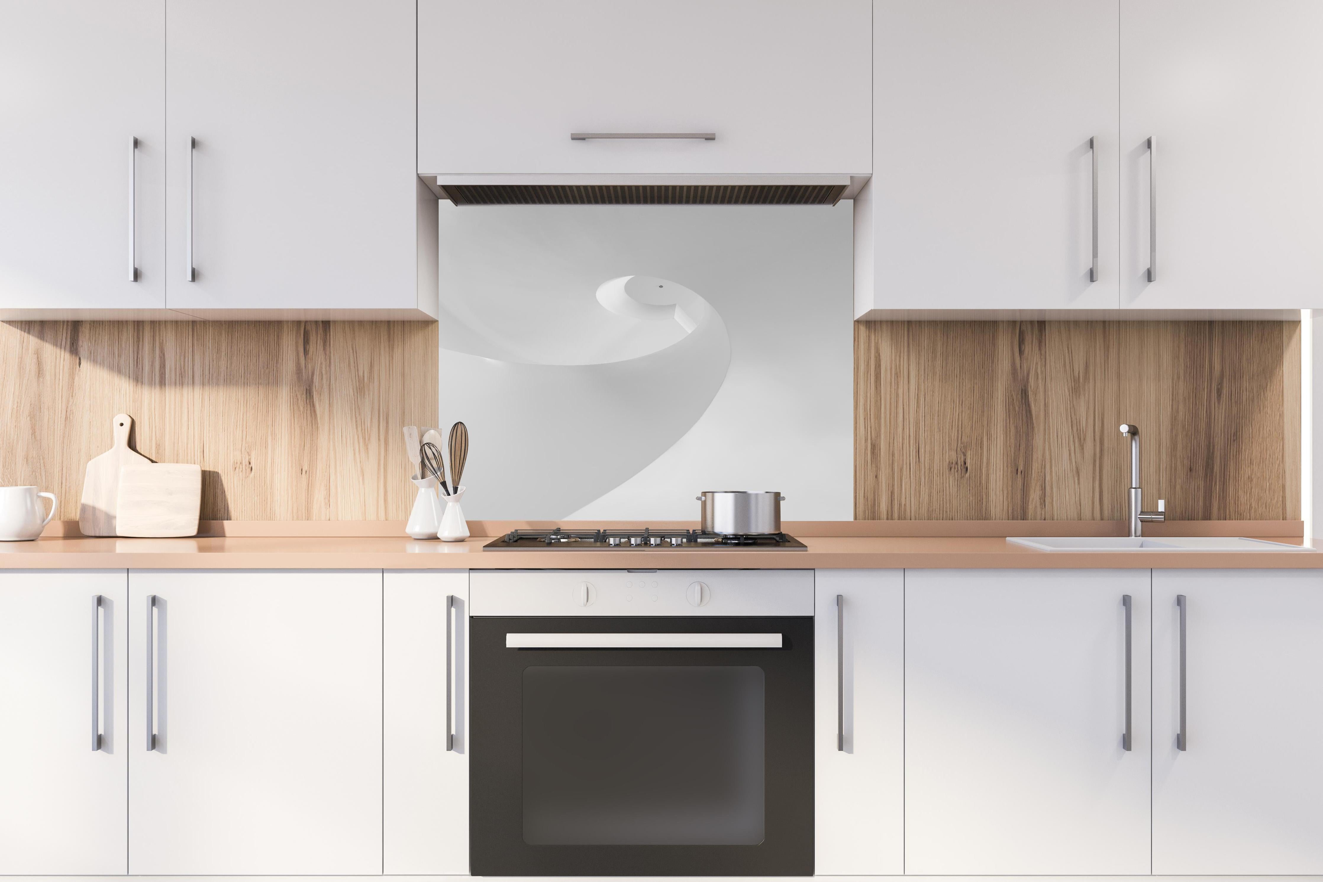 Spritzschutz - Elegante monochrome Spirale in Schwarz-weiß hinter einem Cerankochfeld zwischen Holz-Kochutensilien
