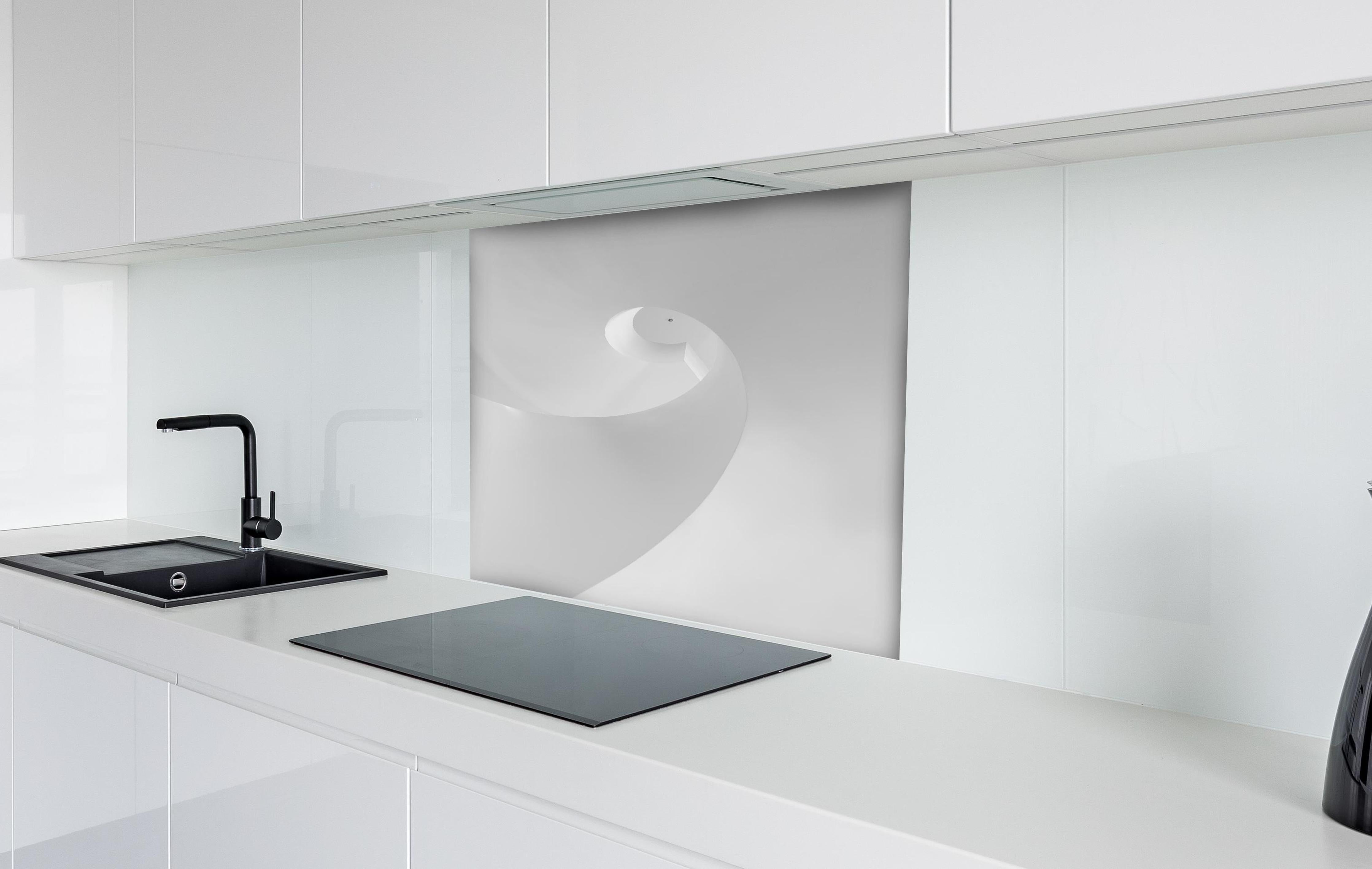 Spritzschutz - Elegante monochrome Spirale in Schwarz-weiß hinter einem Cerankochfeld zwischen Holz-Kochutensilien
