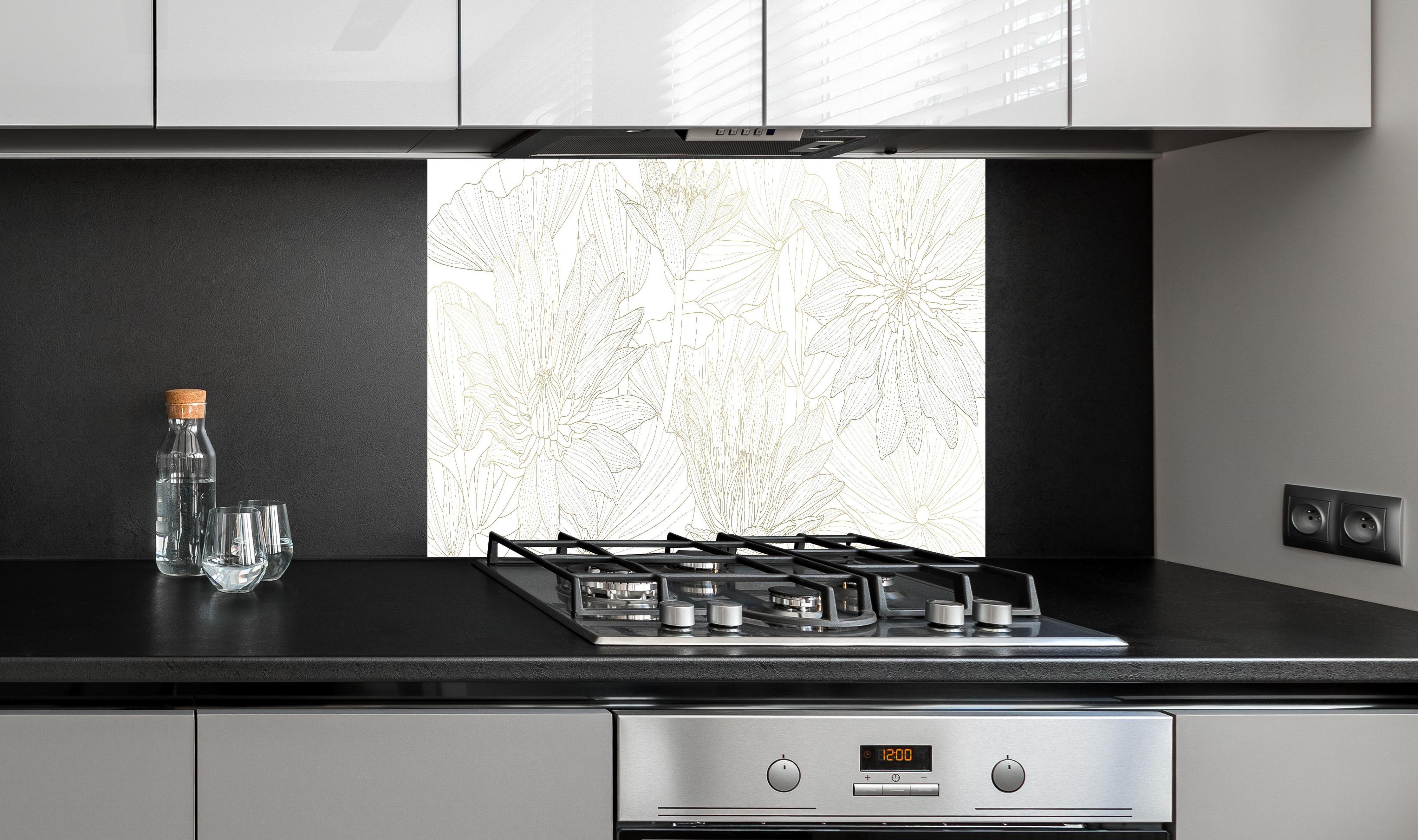 Spritzschutz - Elegante weiße Blumen Linienzeichnung hinter einem Cerankochfeld zwischen Holz-Kochutensilien
