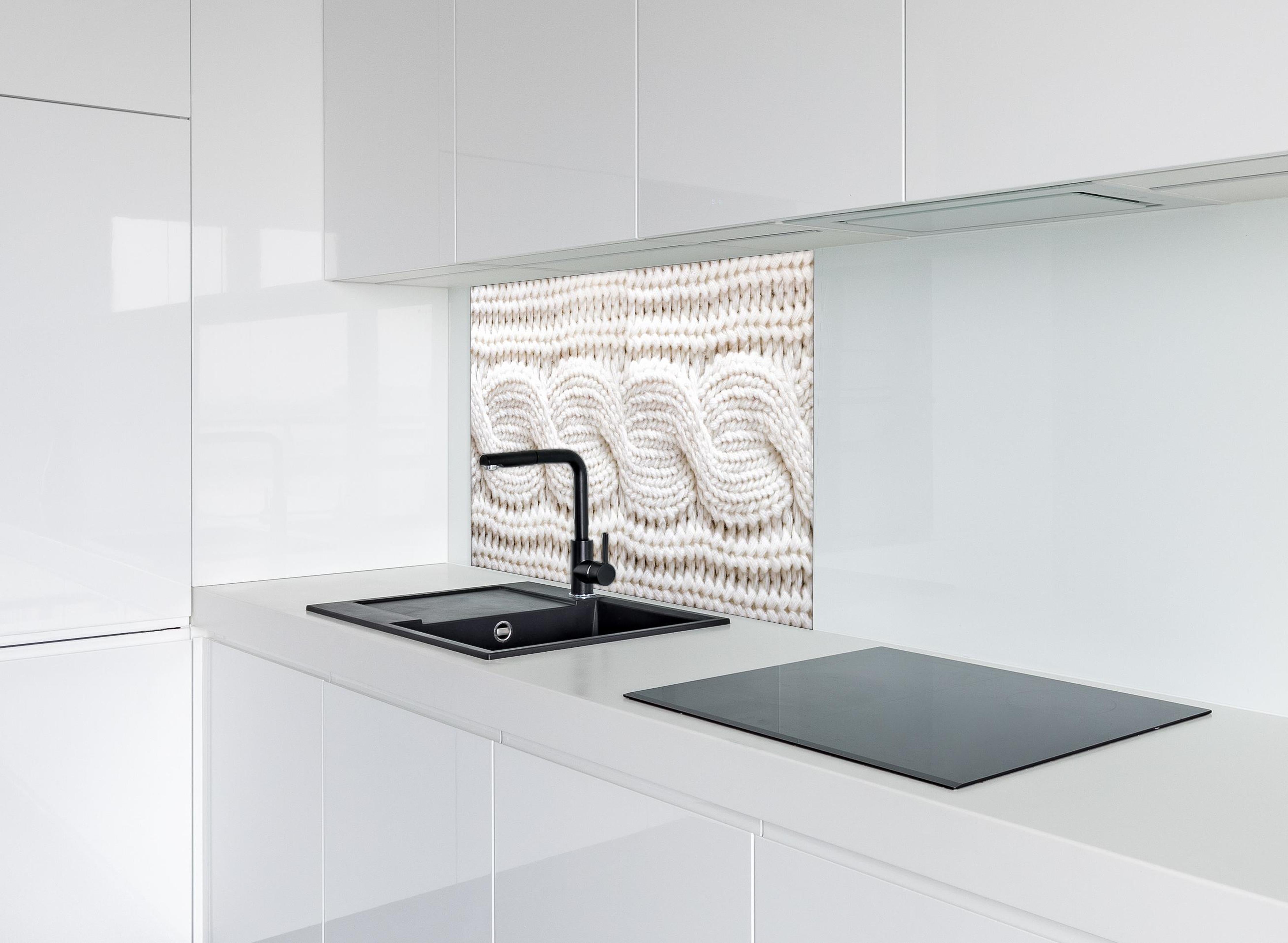 Spritzschutz - Elegante weiße Stricktextur aus Wolle hinter einem Cerankochfeld zwischen Holz-Kochutensilien
