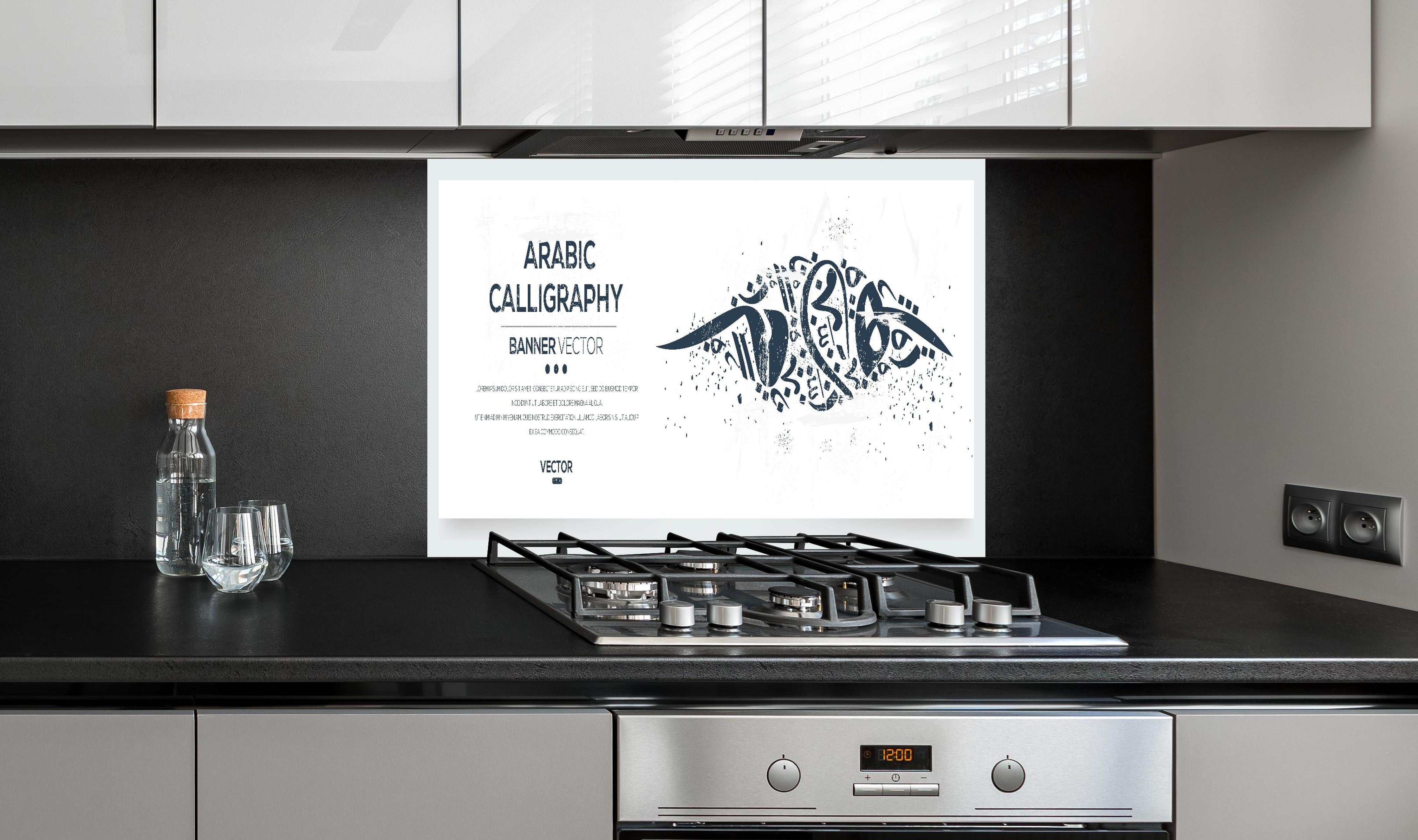 Spritzschutz - Eleganter Kalligraphie-Banner Vektor hinter einem Cerankochfeld zwischen Holz-Kochutensilien
