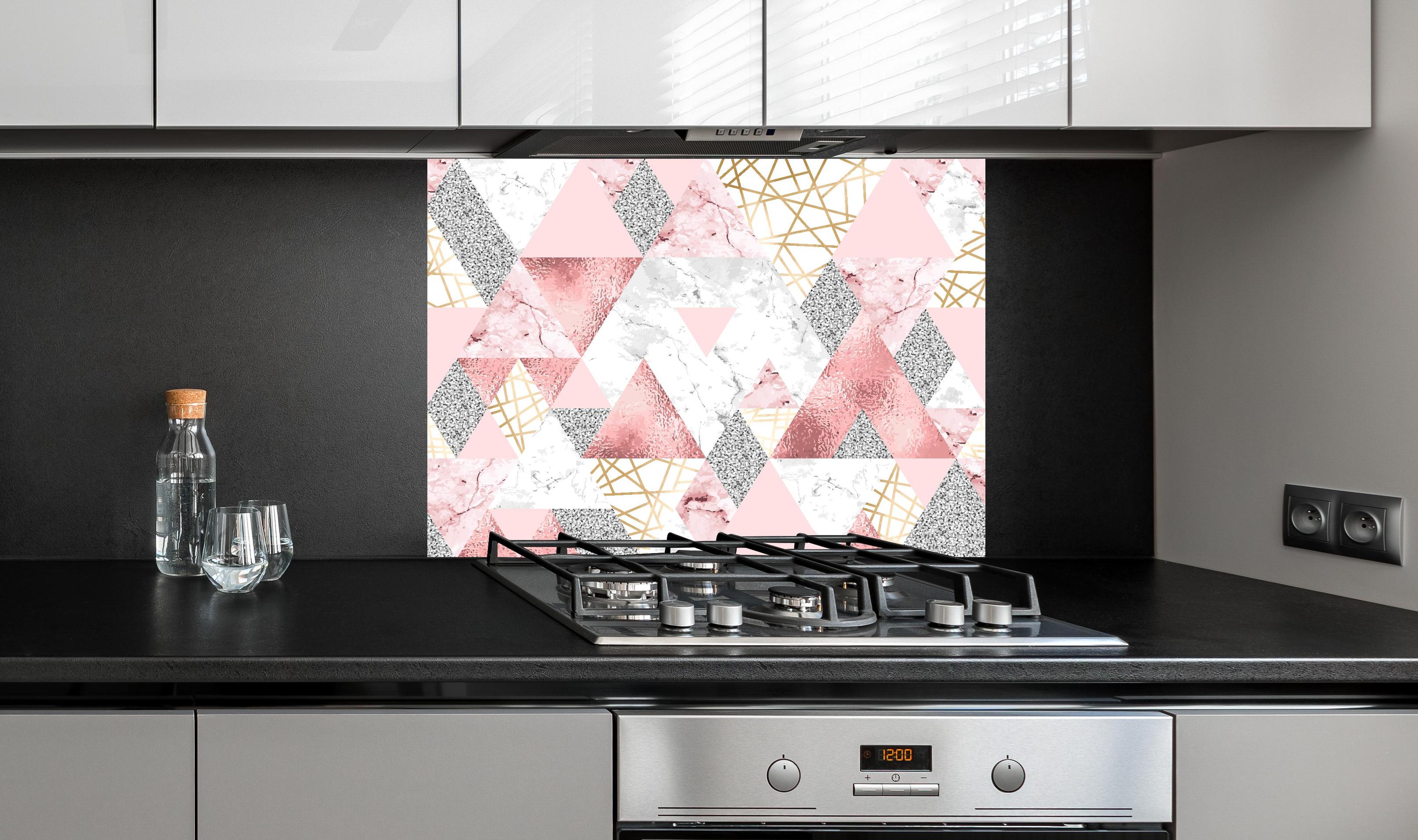 Spritzschutz - Eleganter Marmor Dekor in Rosa und Gold hinter einem Cerankochfeld zwischen Holz-Kochutensilien
