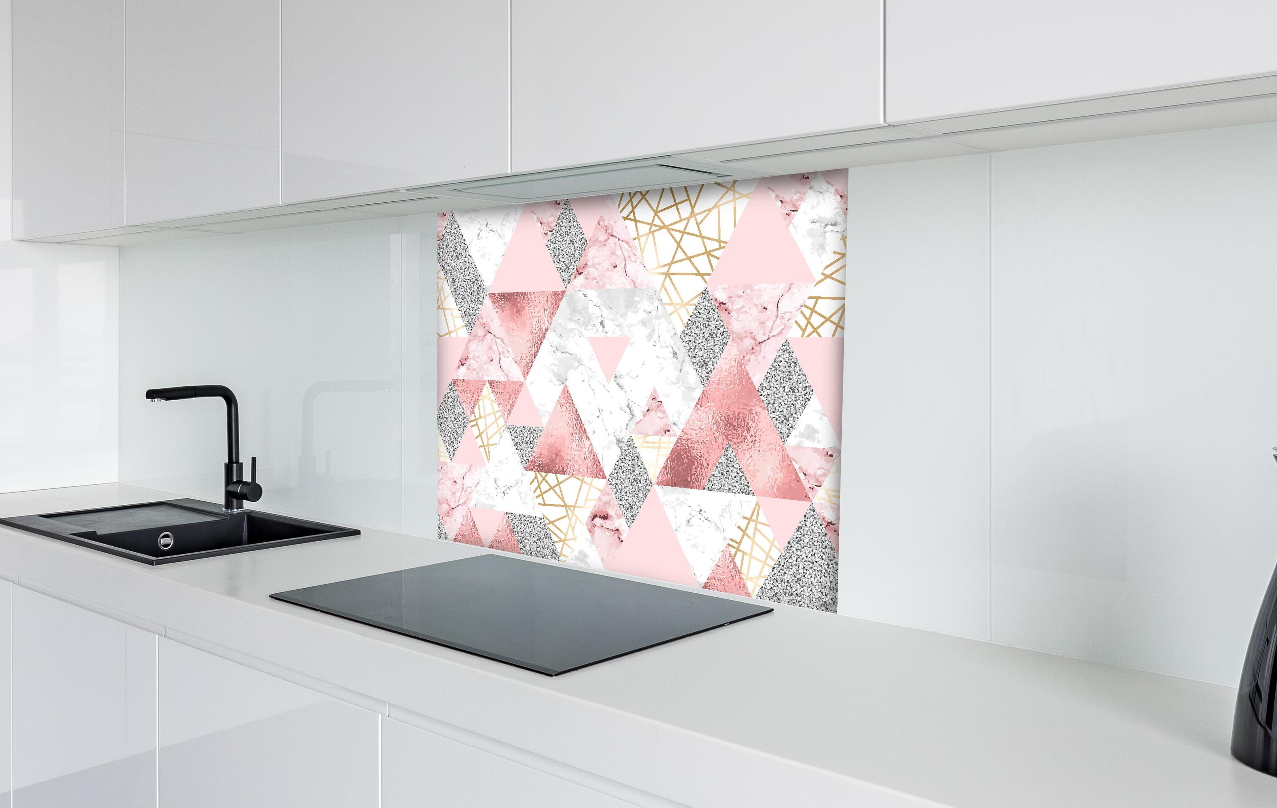 Spritzschutz - Eleganter Marmor Dekor in Rosa und Gold hinter einem Cerankochfeld zwischen Holz-Kochutensilien
