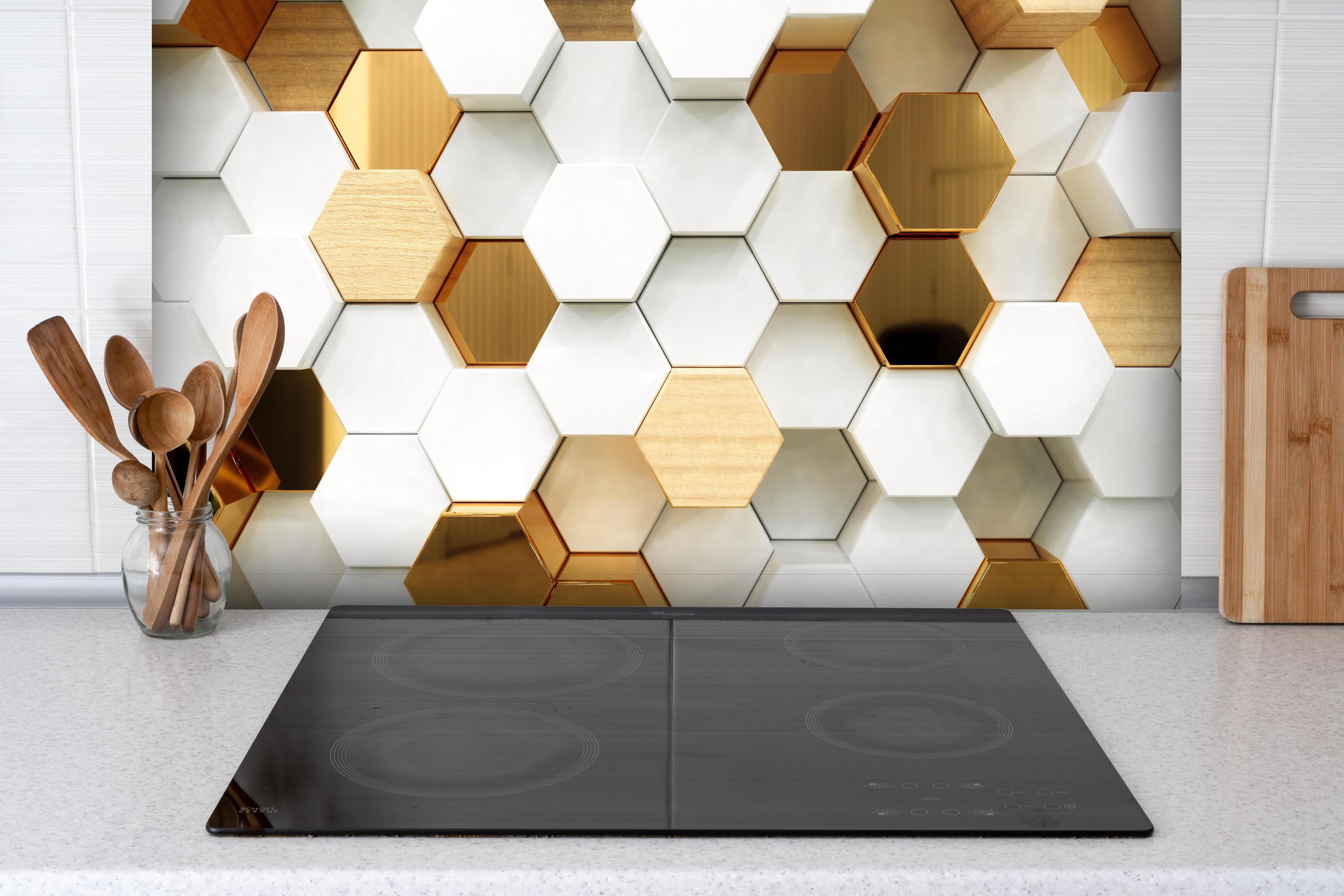 Spritzschutz - Eleganter weißer Hintergrund mit goldenen Hexagonen hinter einem Cerankochfeld zwischen Holz-Kochutensilien
