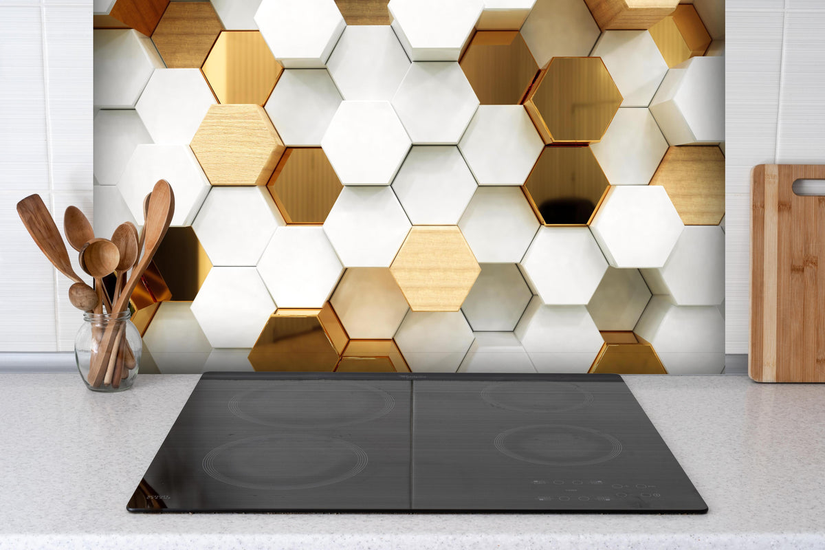 Spritzschutz - Eleganter weißer Hintergrund mit goldenen Hexagonen hinter einem Cerankochfeld zwischen Holz-Kochutensilien
