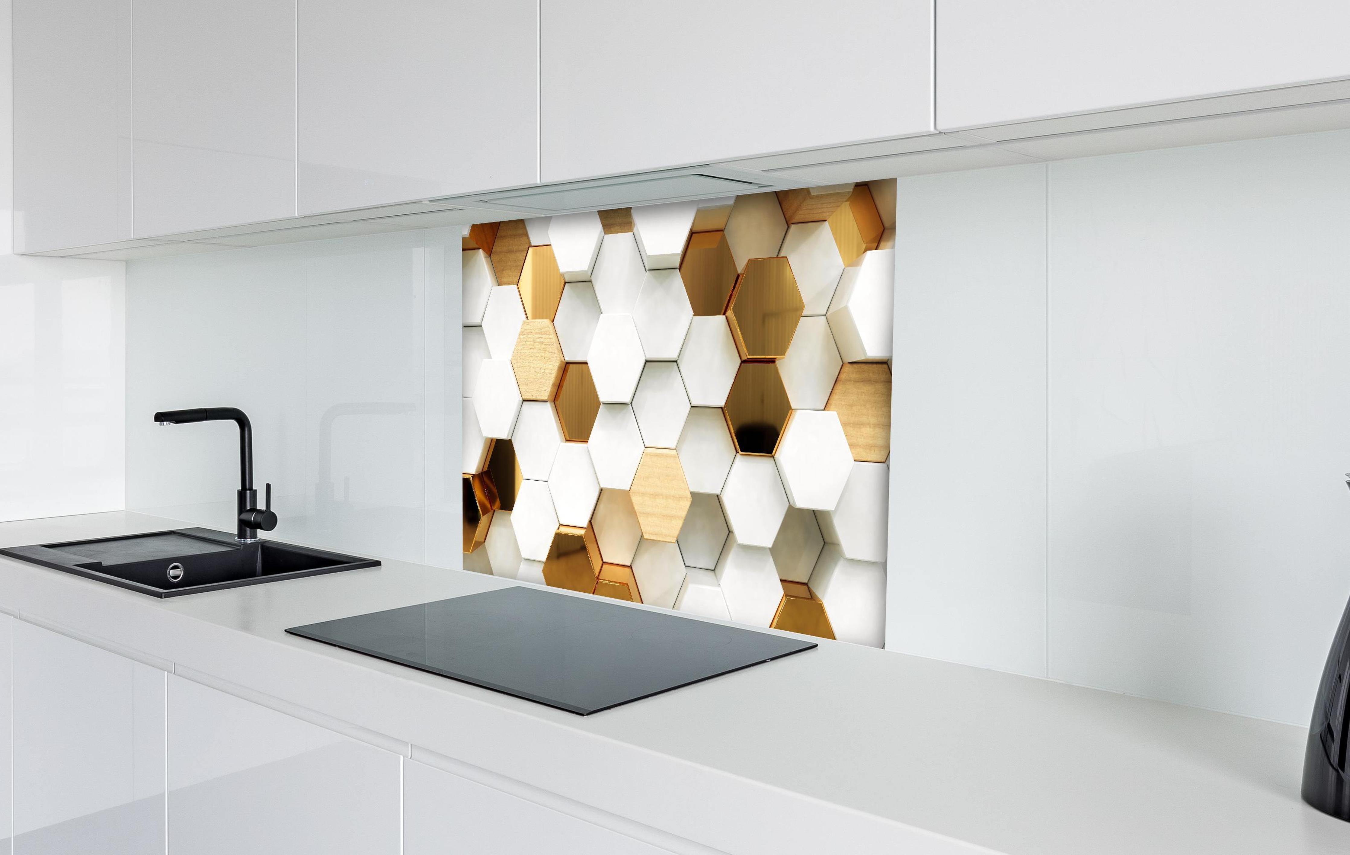 Spritzschutz - Eleganter weißer Hintergrund mit goldenen Hexagonen hinter einem Cerankochfeld zwischen Holz-Kochutensilien
