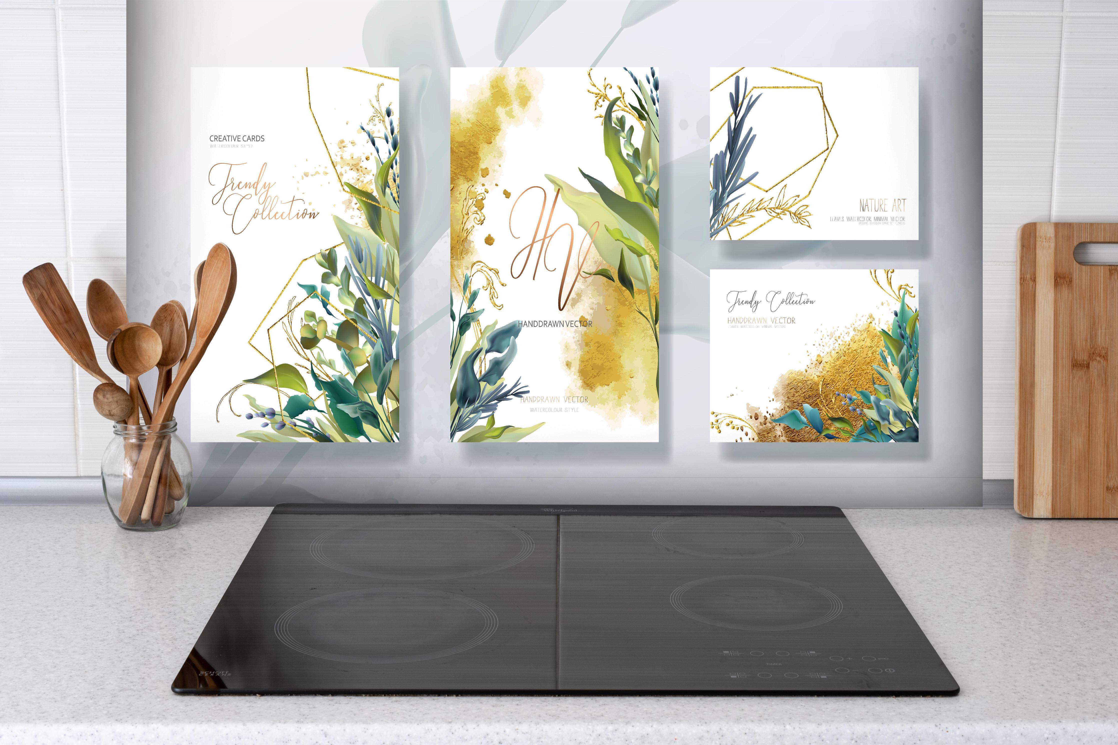 Spritzschutz - Elegantes Aquarell Blumen & Gold Design Set hinter einem Cerankochfeld zwischen Holz-Kochutensilien
