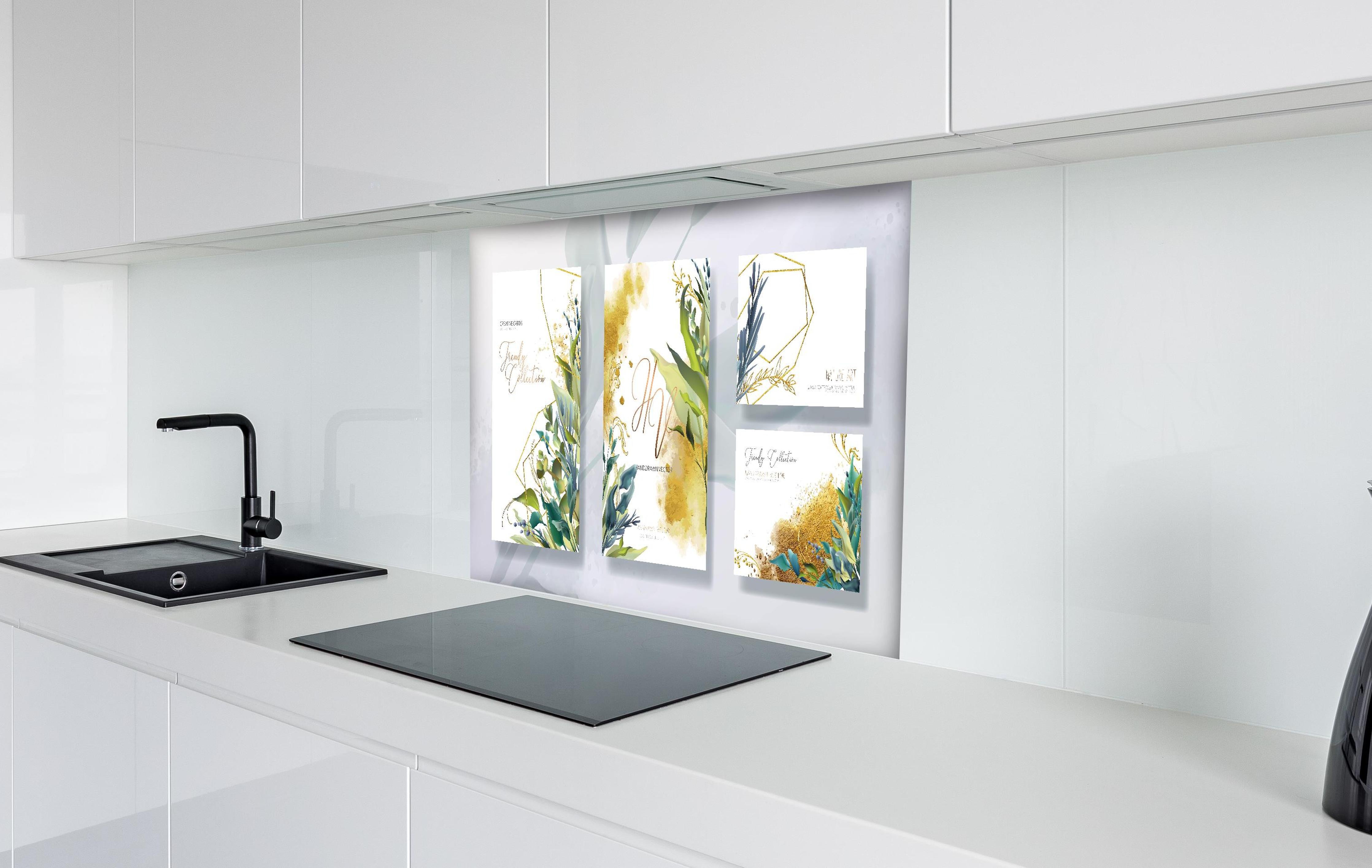 Spritzschutz - Elegantes Aquarell Blumen & Gold Design Set hinter einem Cerankochfeld zwischen Holz-Kochutensilien
