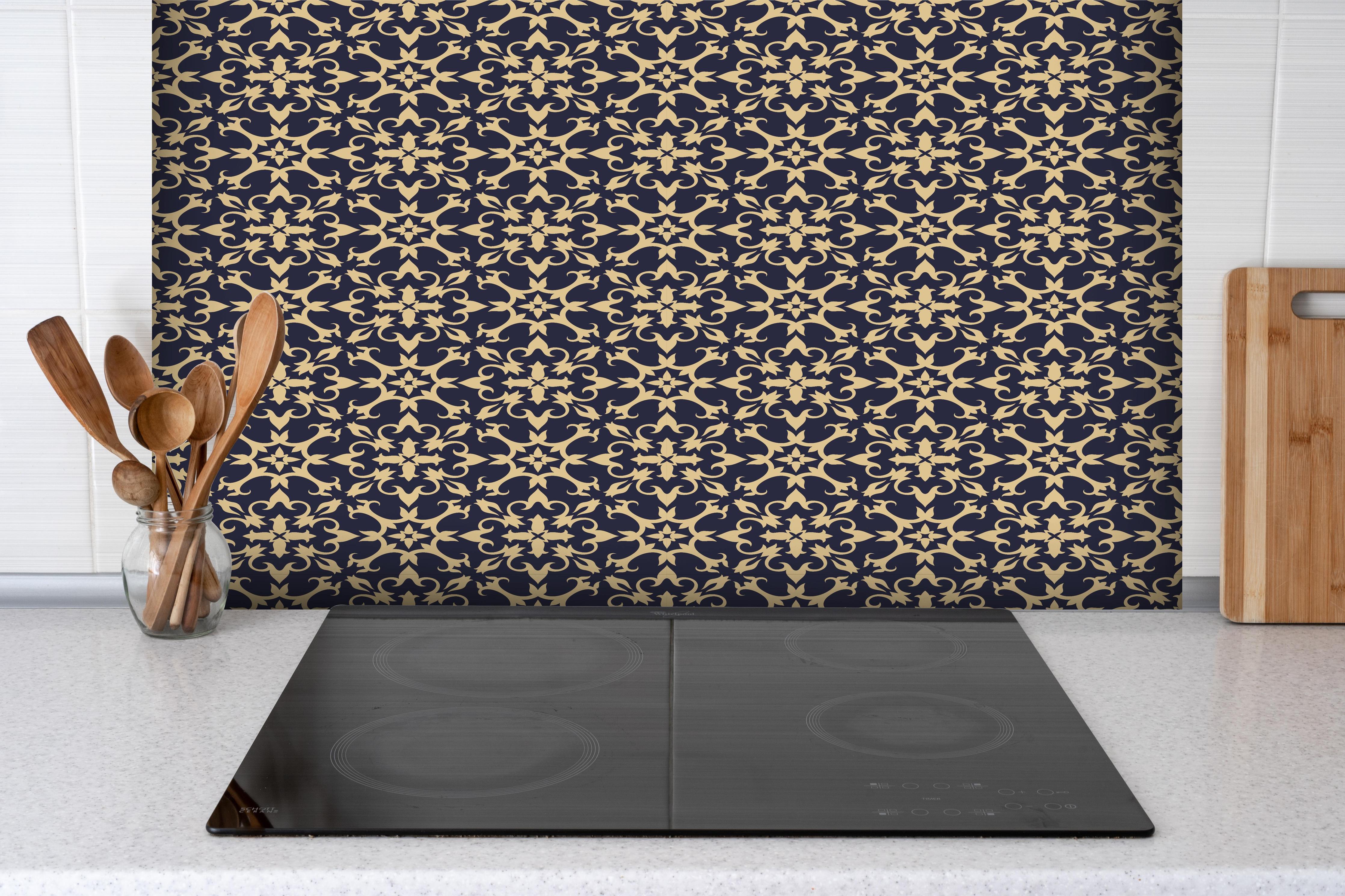 Spritzschutz - Elegantes Barock Muster in Blau und Gold hinter einem Cerankochfeld zwischen Holz-Kochutensilien
