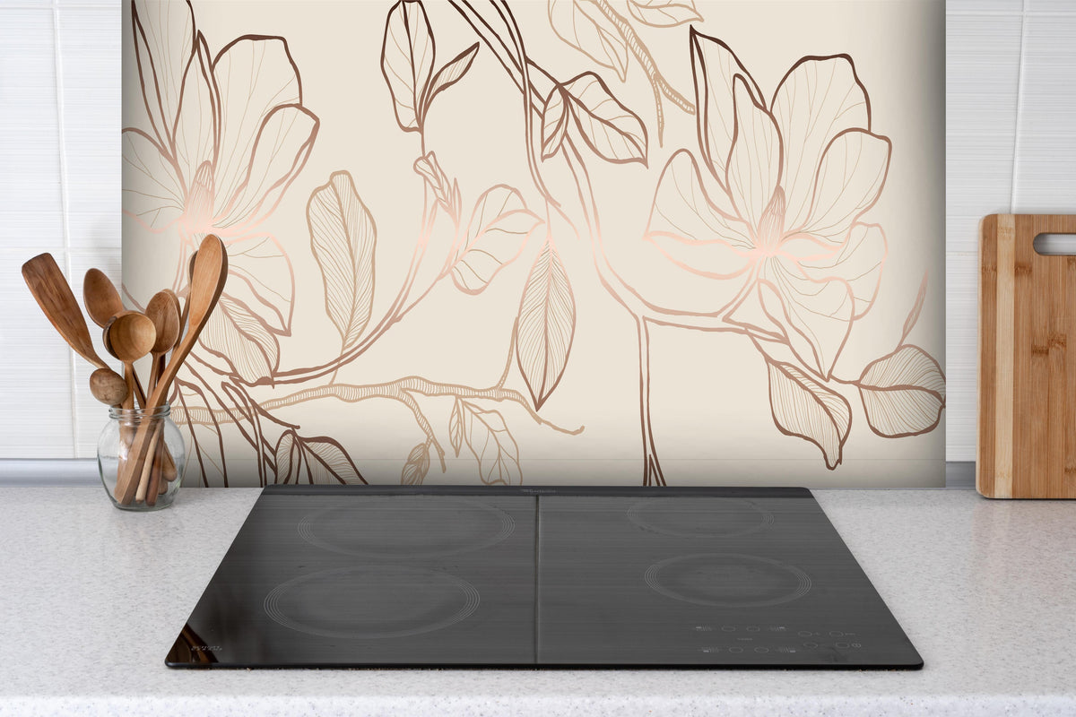 Spritzschutz - Elegantes Beige-Blumen Linienkunst Design hinter einem Cerankochfeld zwischen Holz-Kochutensilien
