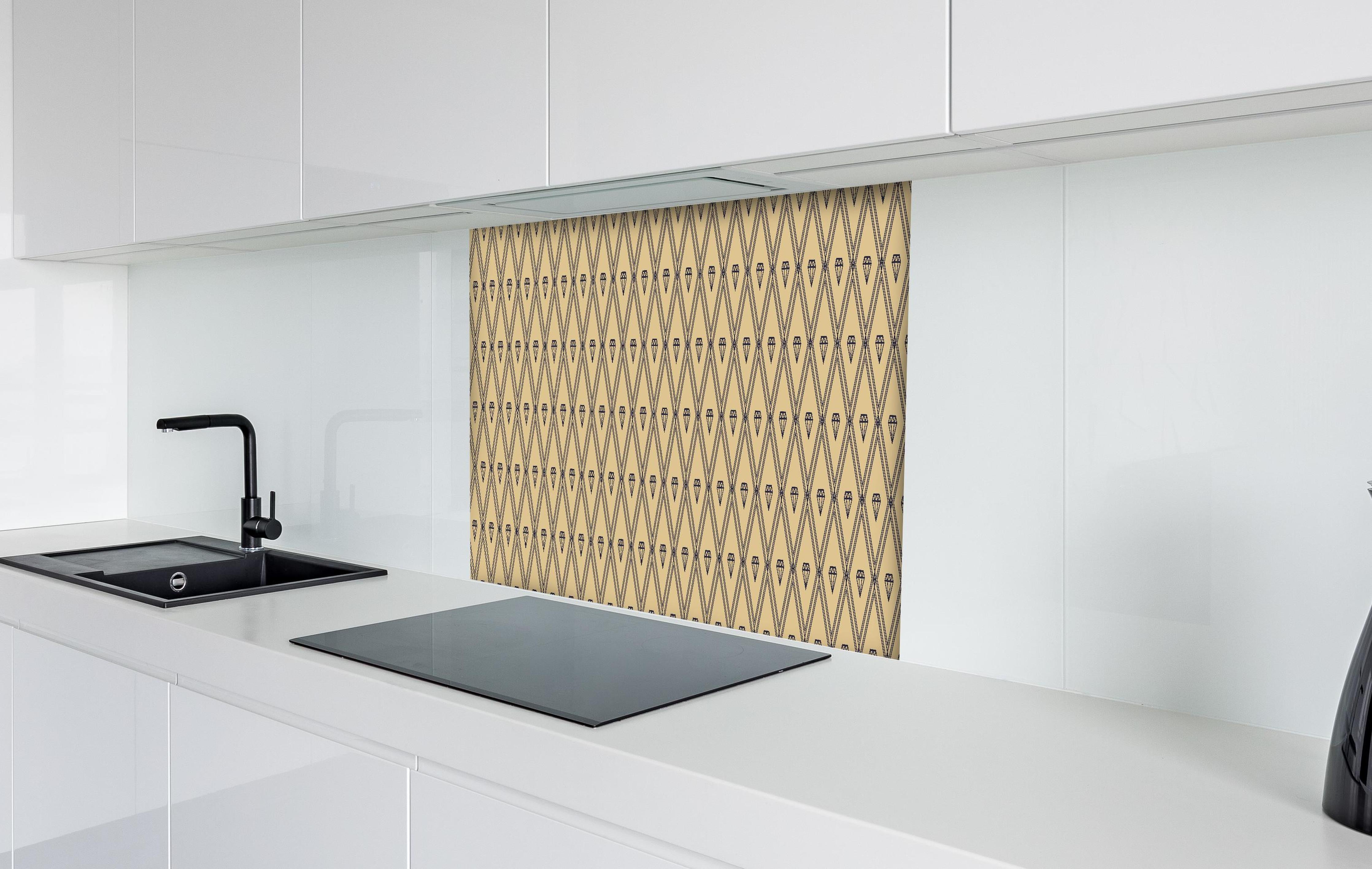 Spritzschutz - Elegantes Beige und Gelb Grafikdesign hinter einem Cerankochfeld zwischen Holz-Kochutensilien
