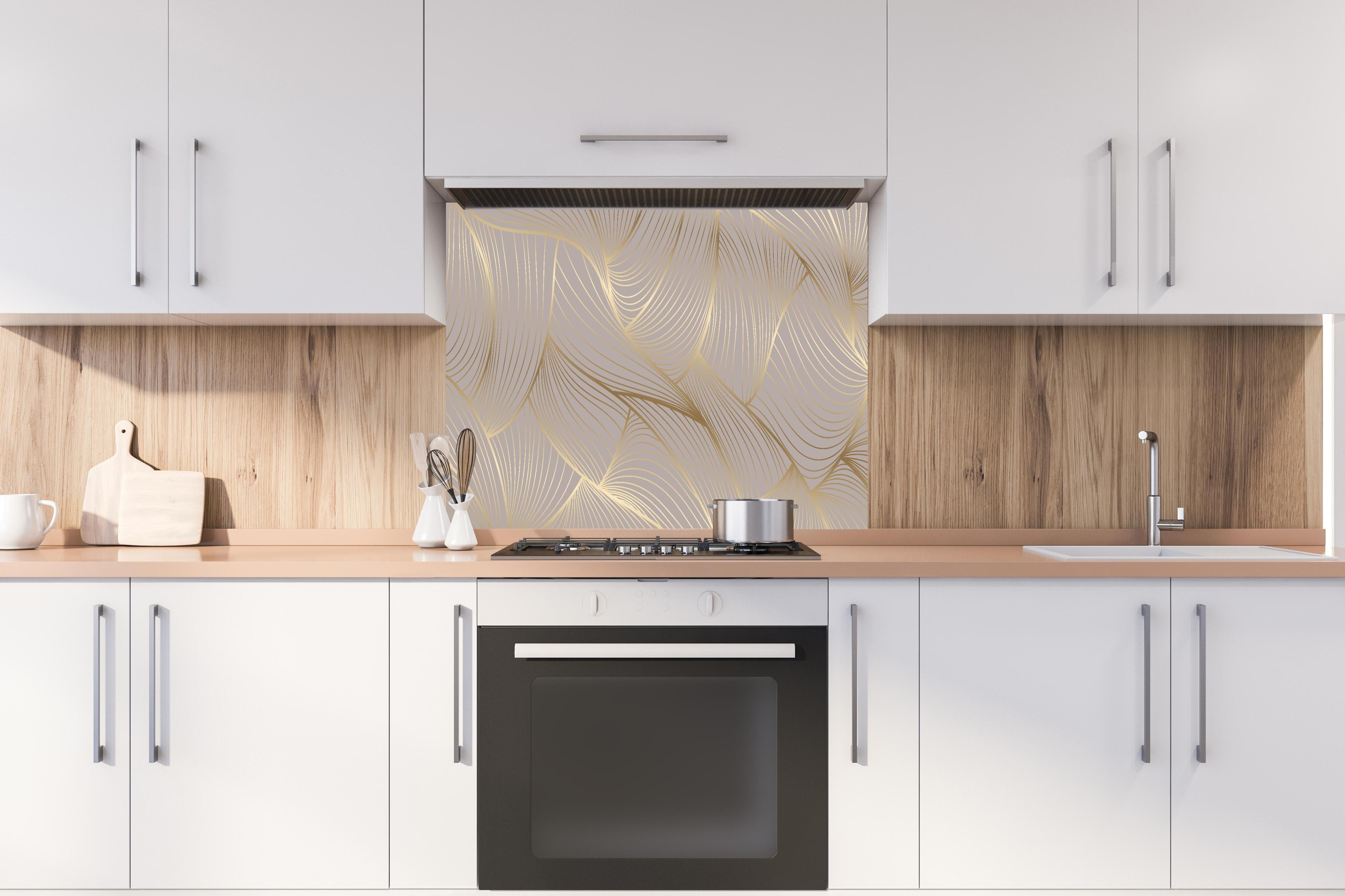 Spritzschutz - Elegantes Beige und Gold Linienmuster hinter einem Cerankochfeld zwischen Holz-Kochutensilien
