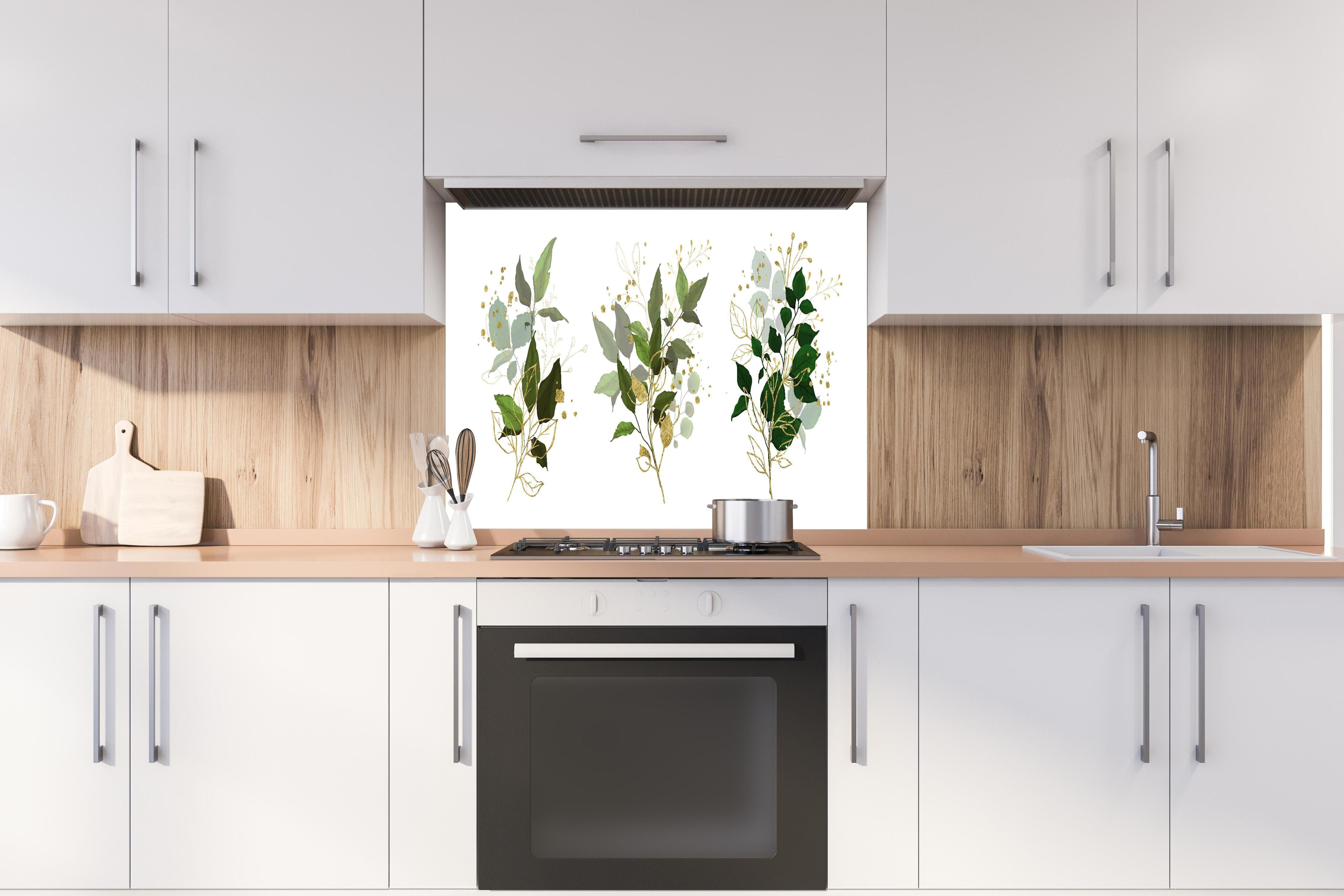 Spritzschutz - Elegantes Blattwerk Kunst Design Gold Grün hinter einem Cerankochfeld zwischen Holz-Kochutensilien
