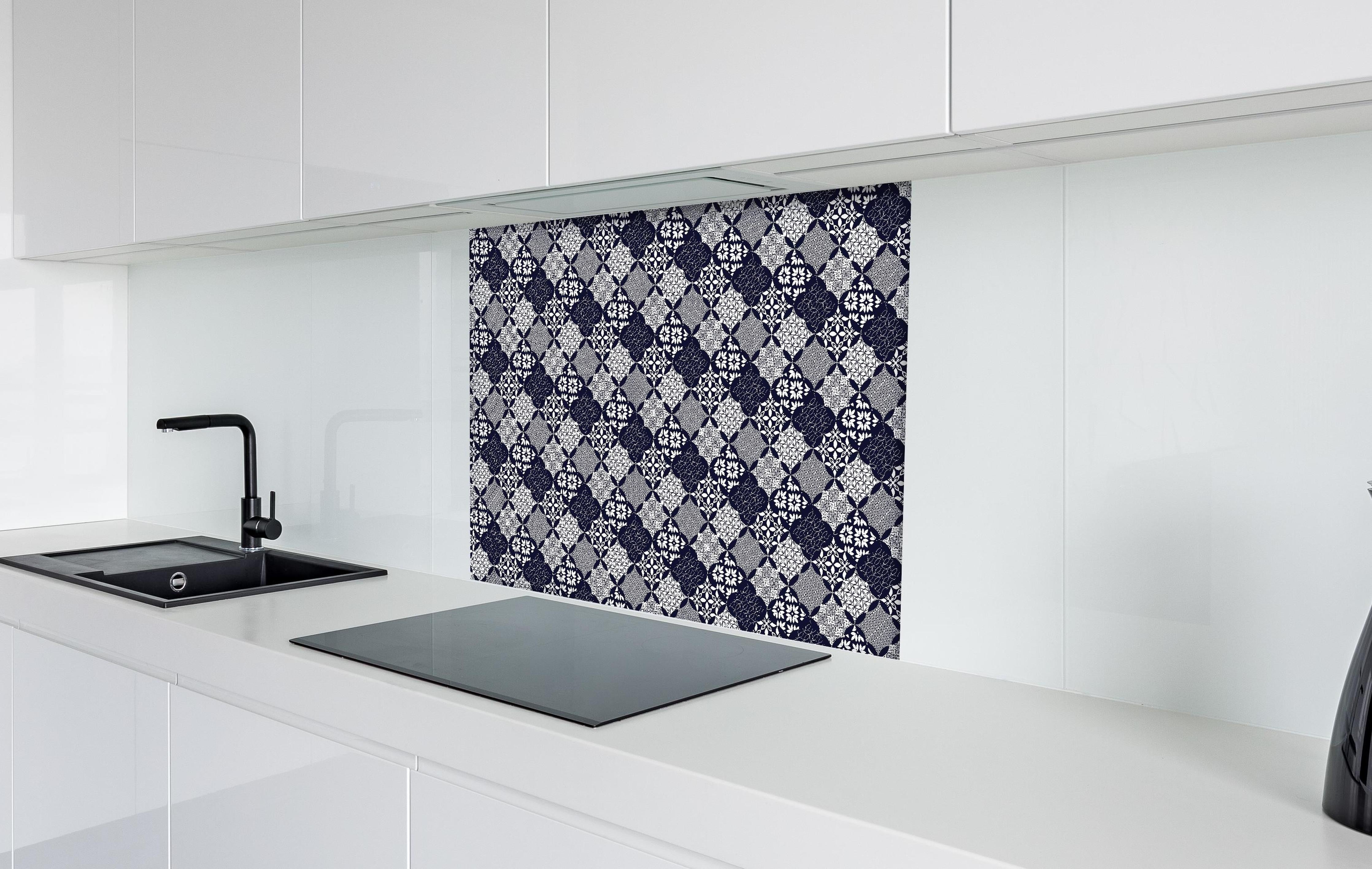 Spritzschutz - Elegantes Blau-Weißes Grafikdesign hinter einem Cerankochfeld zwischen Holz-Kochutensilien
