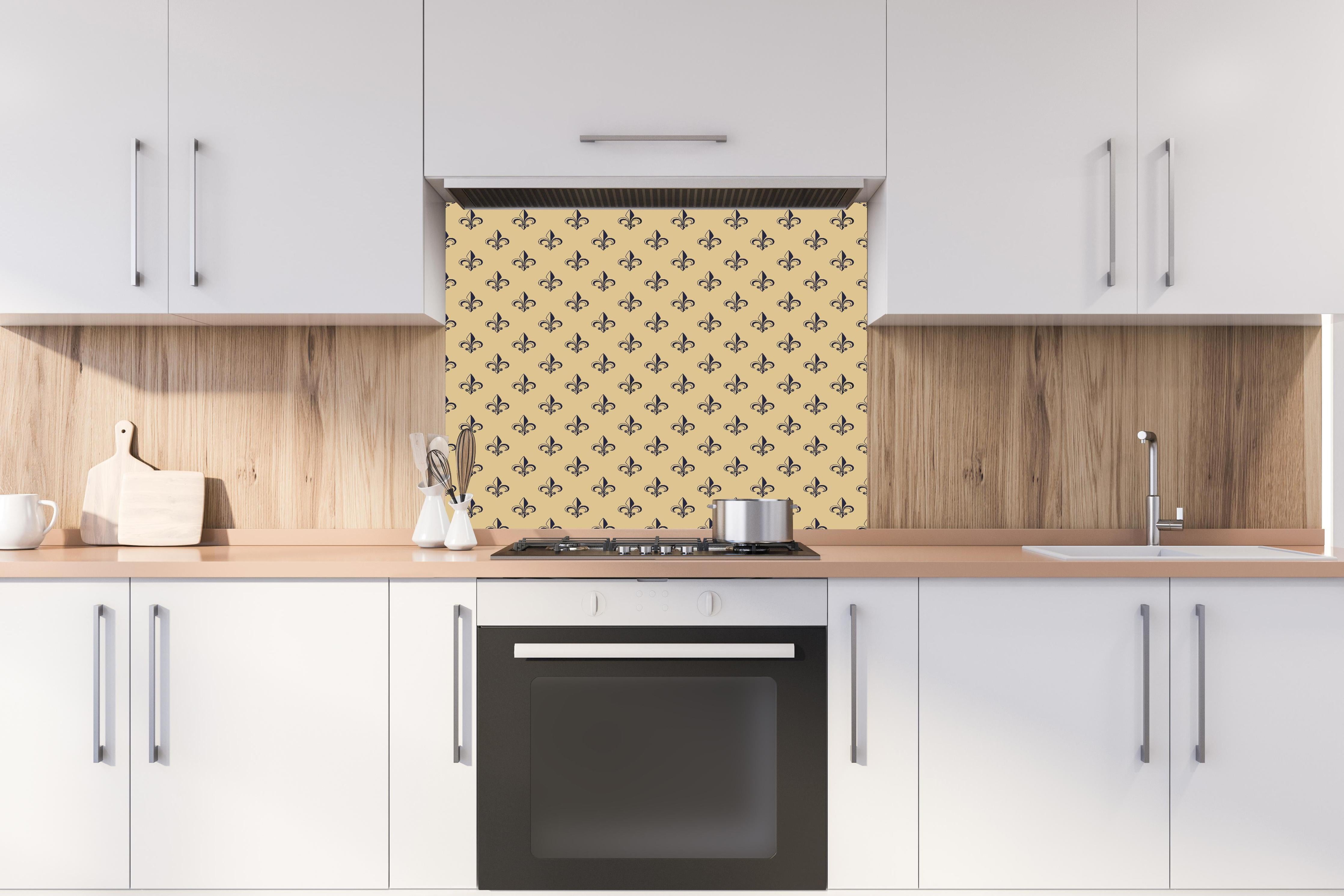 Spritzschutz - Elegantes Fleur-de-Lis Design Beigetöne hinter einem Cerankochfeld zwischen Holz-Kochutensilien
