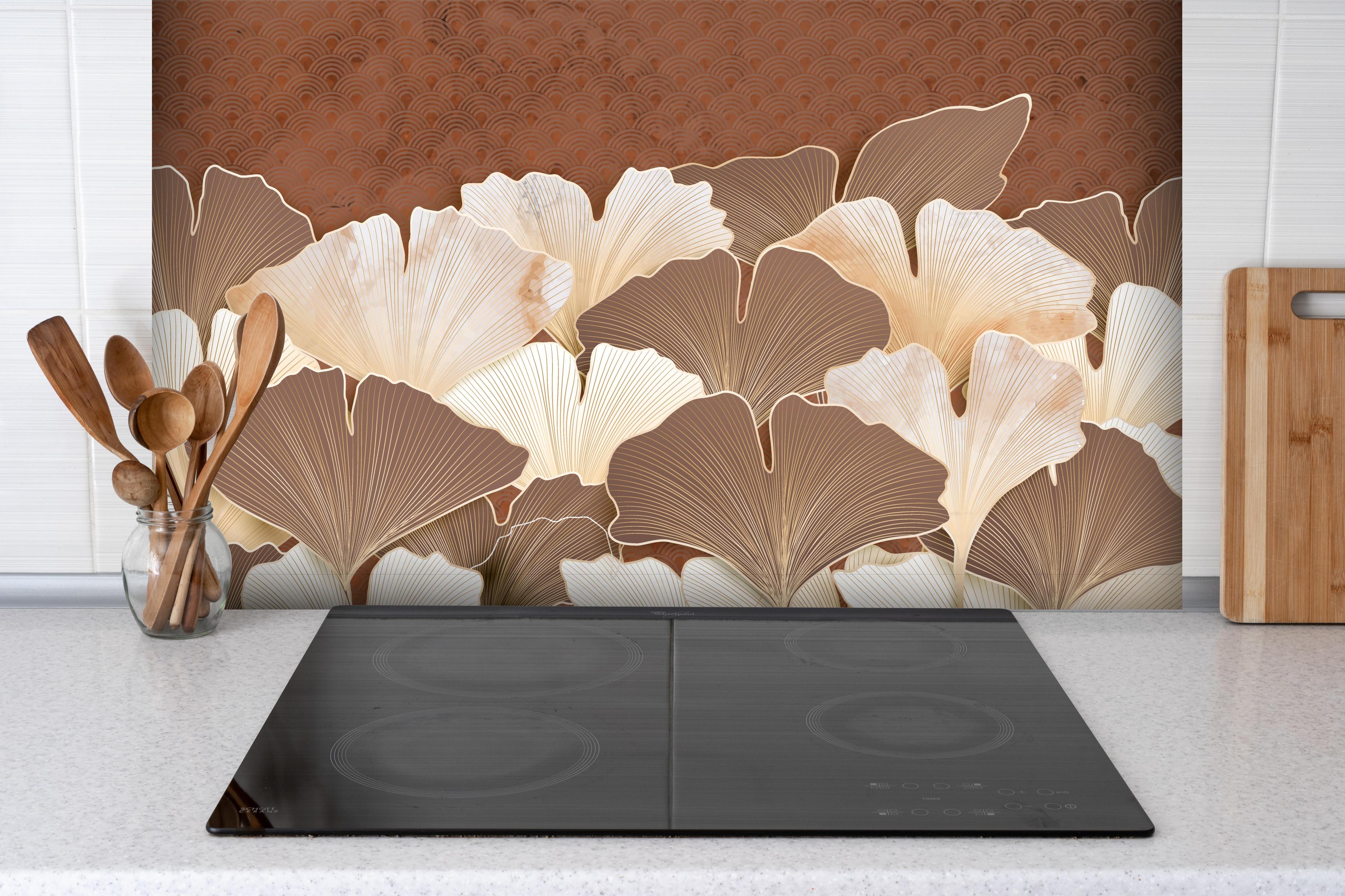 Spritzschutz - Elegantes Ginkgo Blattmuster in Beige hinter einem Cerankochfeld zwischen Holz-Kochutensilien
