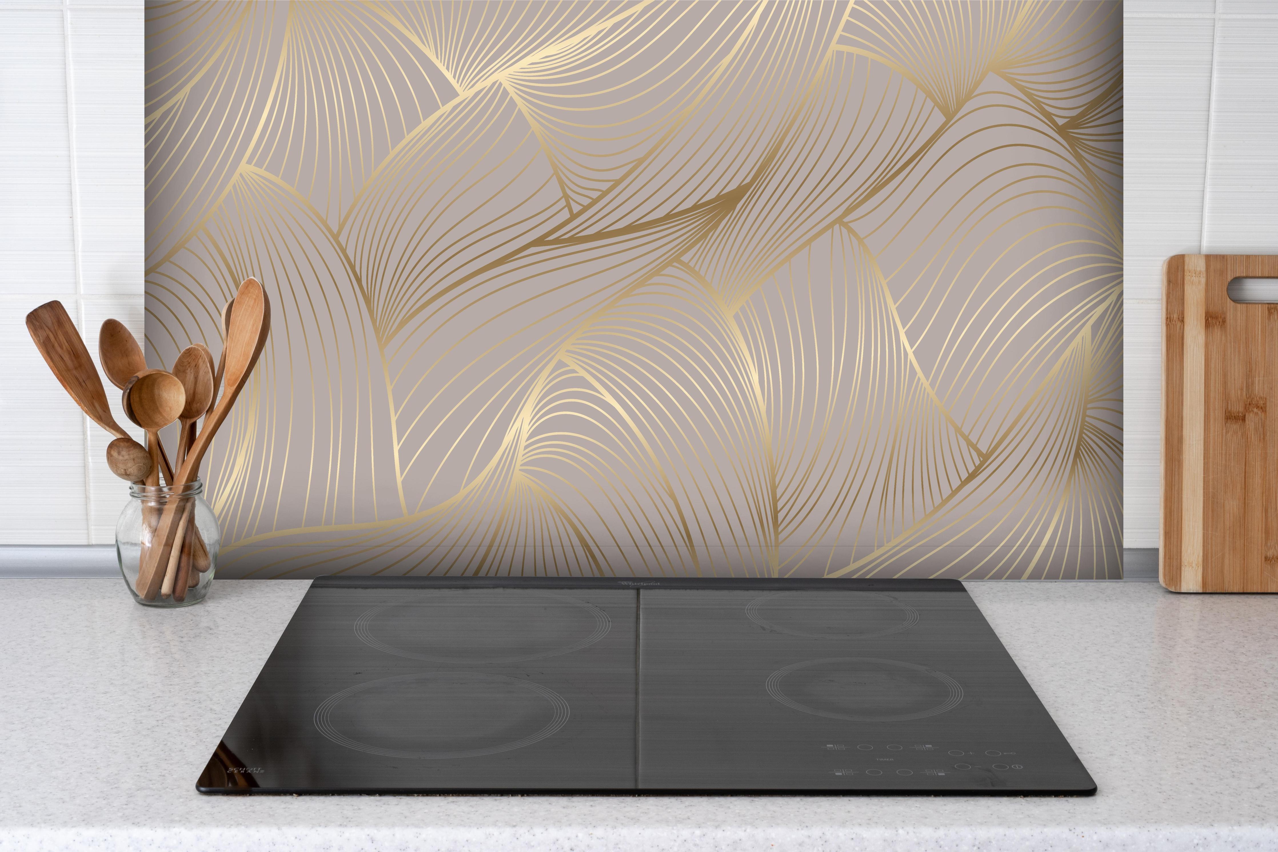 Spritzschutz - Elegantes Gold-Beige Wellenstruktur Design hinter einem Cerankochfeld zwischen Holz-Kochutensilien
