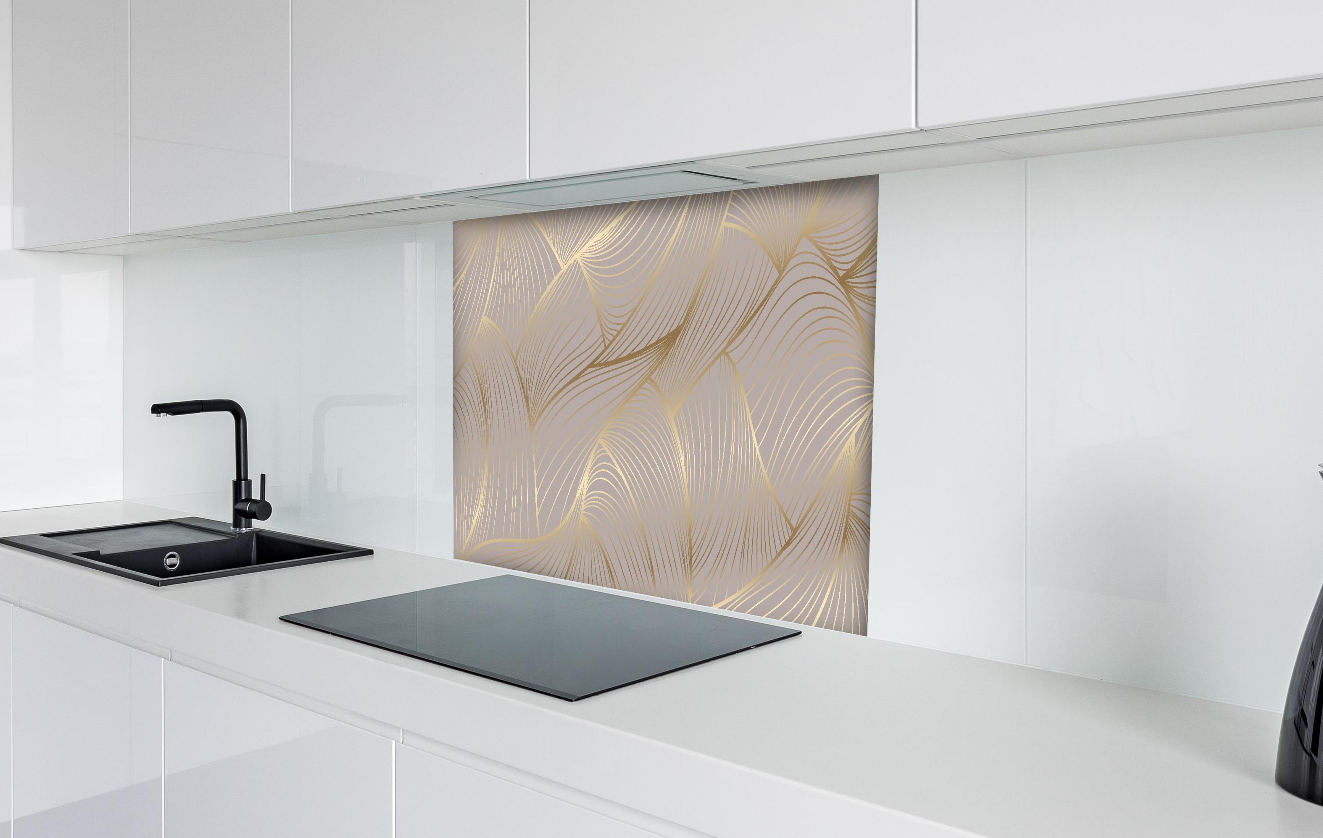 Spritzschutz - Elegantes Gold-Beige Wellenstruktur Design hinter einem Cerankochfeld zwischen Holz-Kochutensilien
