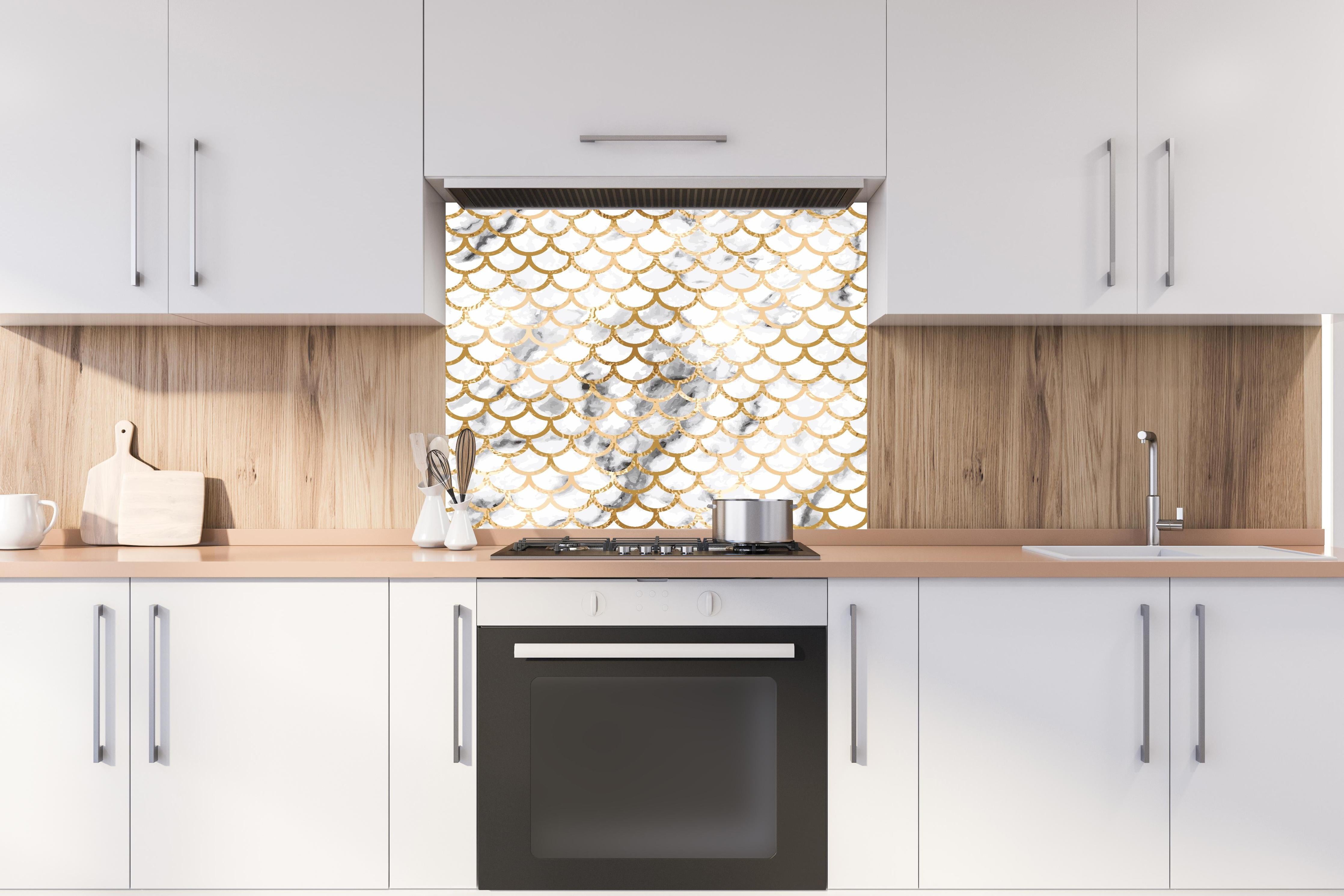 Spritzschutz - Elegantes Gold Marmor Skalenmuster Design hinter einem Cerankochfeld zwischen Holz-Kochutensilien
