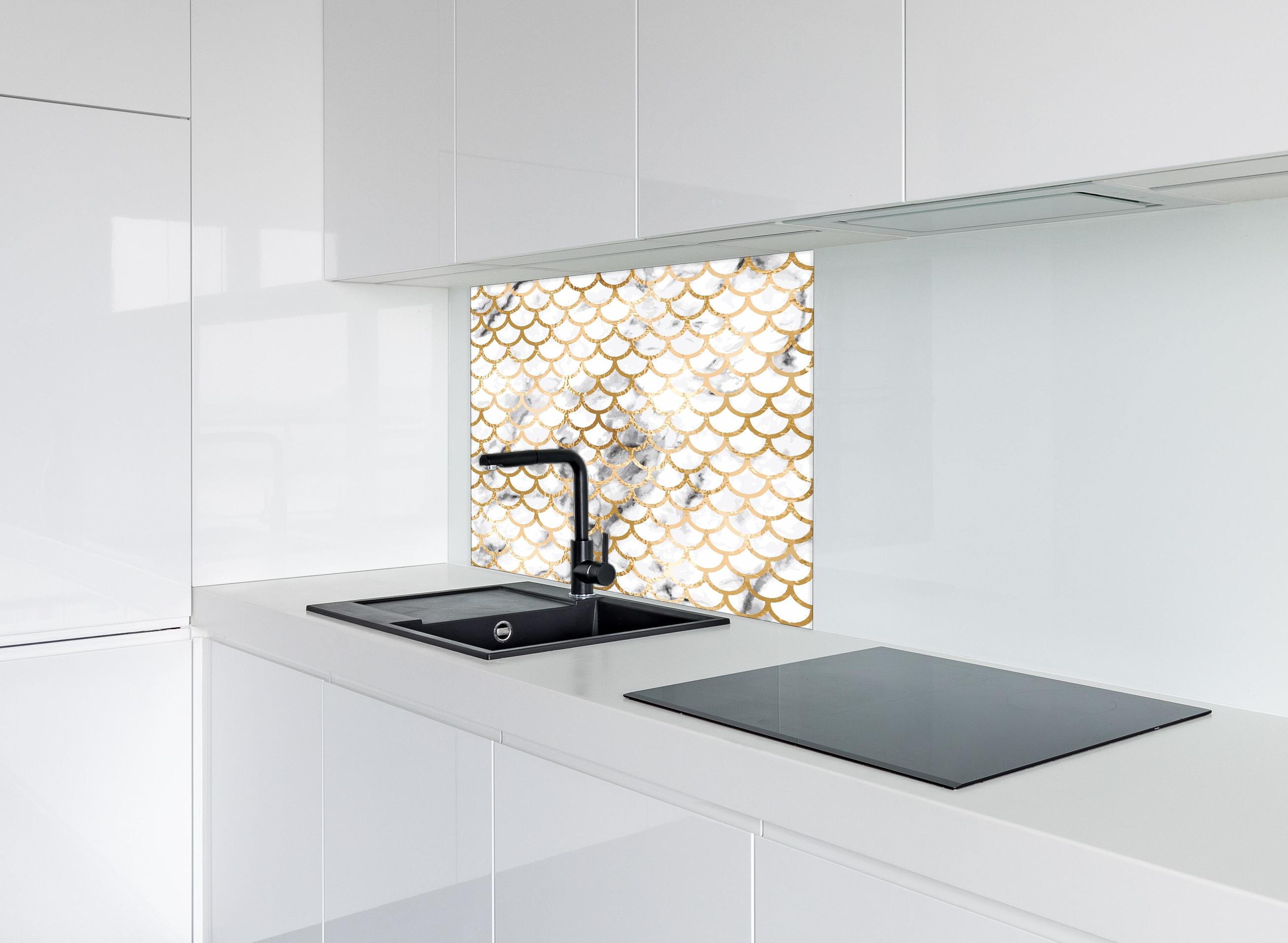 Spritzschutz - Elegantes Gold Marmor Skalenmuster Design hinter einem Cerankochfeld zwischen Holz-Kochutensilien
