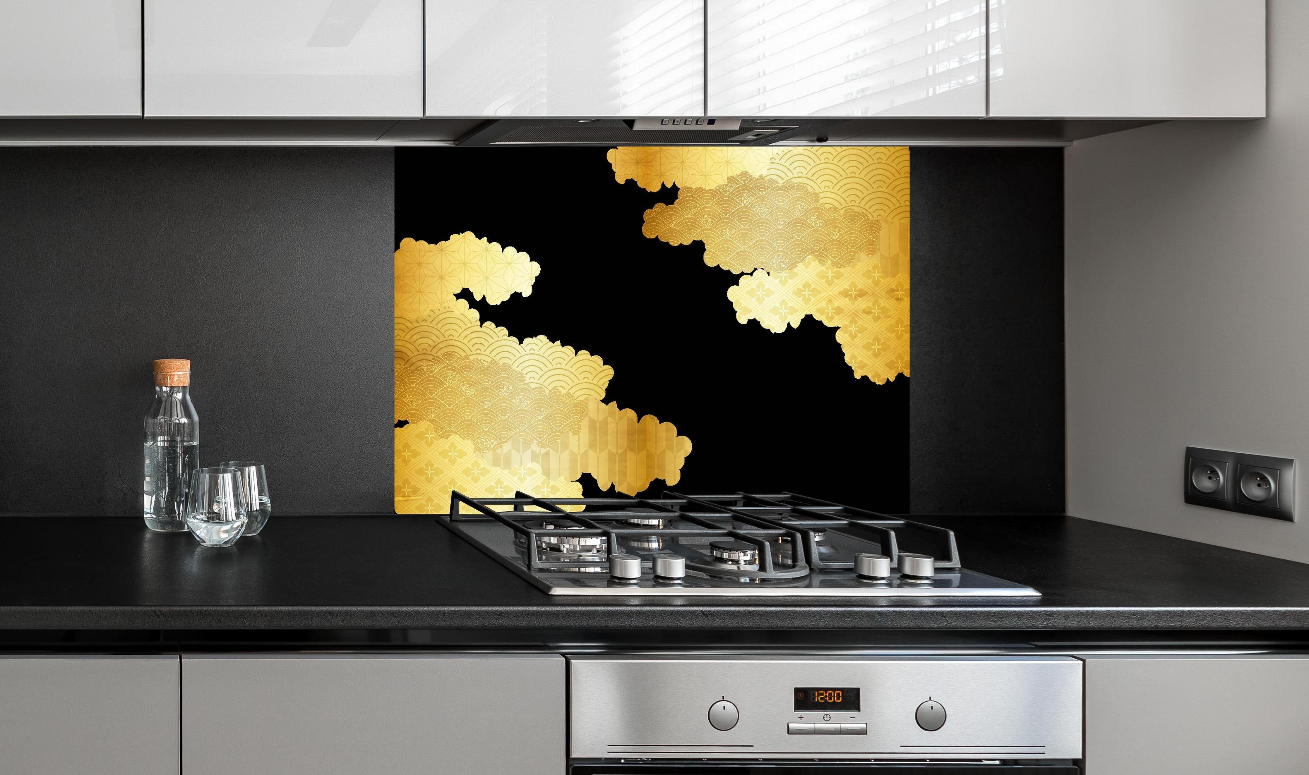 Spritzschutz - Elegantes Gold Wolkendesign Luxusmuster hinter einem Cerankochfeld zwischen Holz-Kochutensilien

