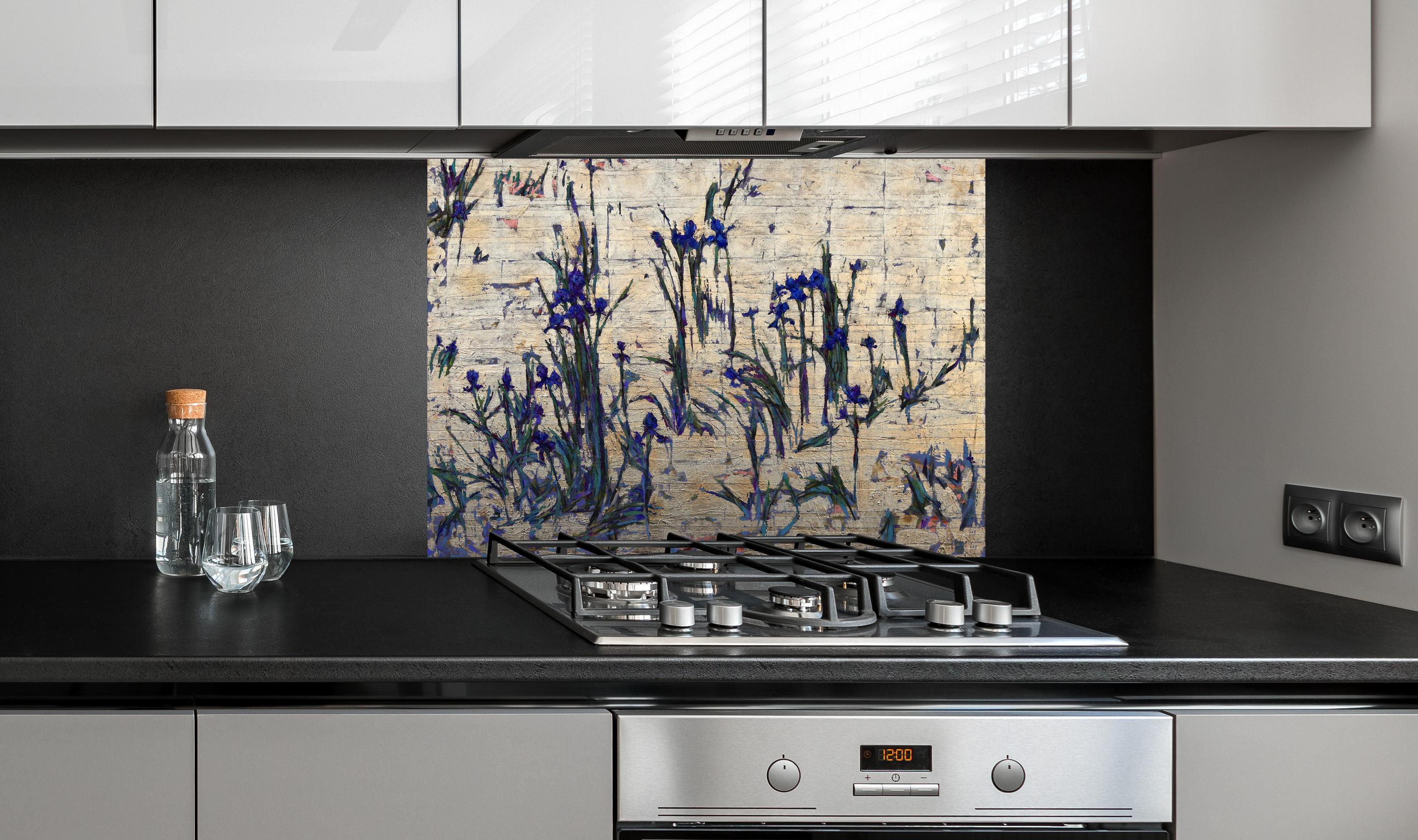 Spritzschutz - Elegantes Gold mit Violetttönen Muster hinter einem Cerankochfeld zwischen Holz-Kochutensilien
