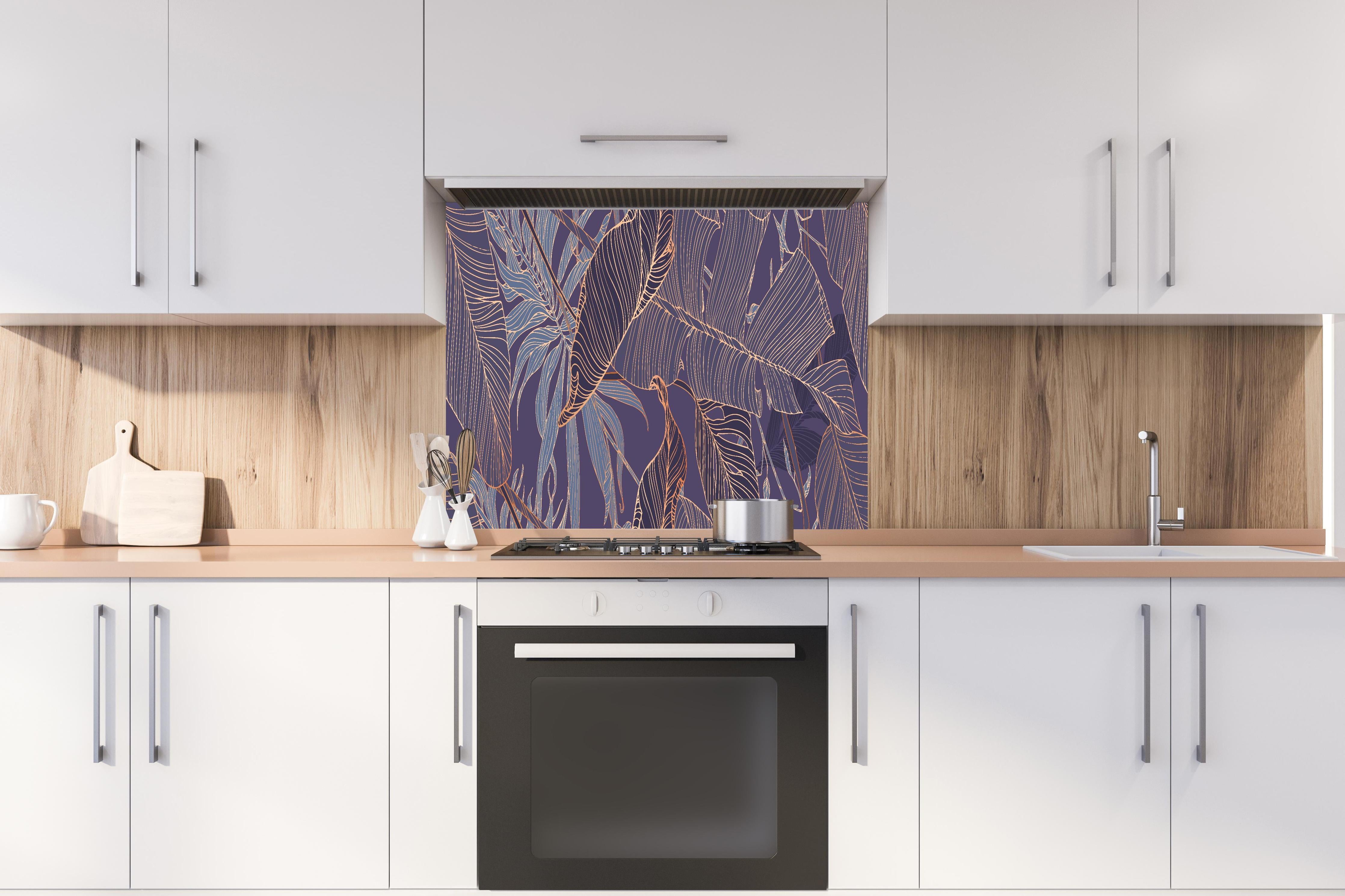 Spritzschutz - Elegantes Lila-Goldenes Blättermuster hinter einem Cerankochfeld zwischen Holz-Kochutensilien
