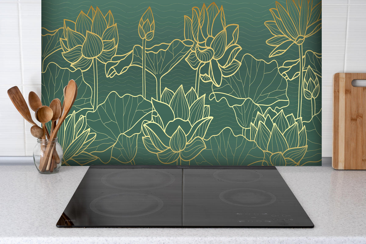 Spritzschutz - Elegantes Lotus Muster in Gold Lineart hinter einem Cerankochfeld zwischen Holz-Kochutensilien
