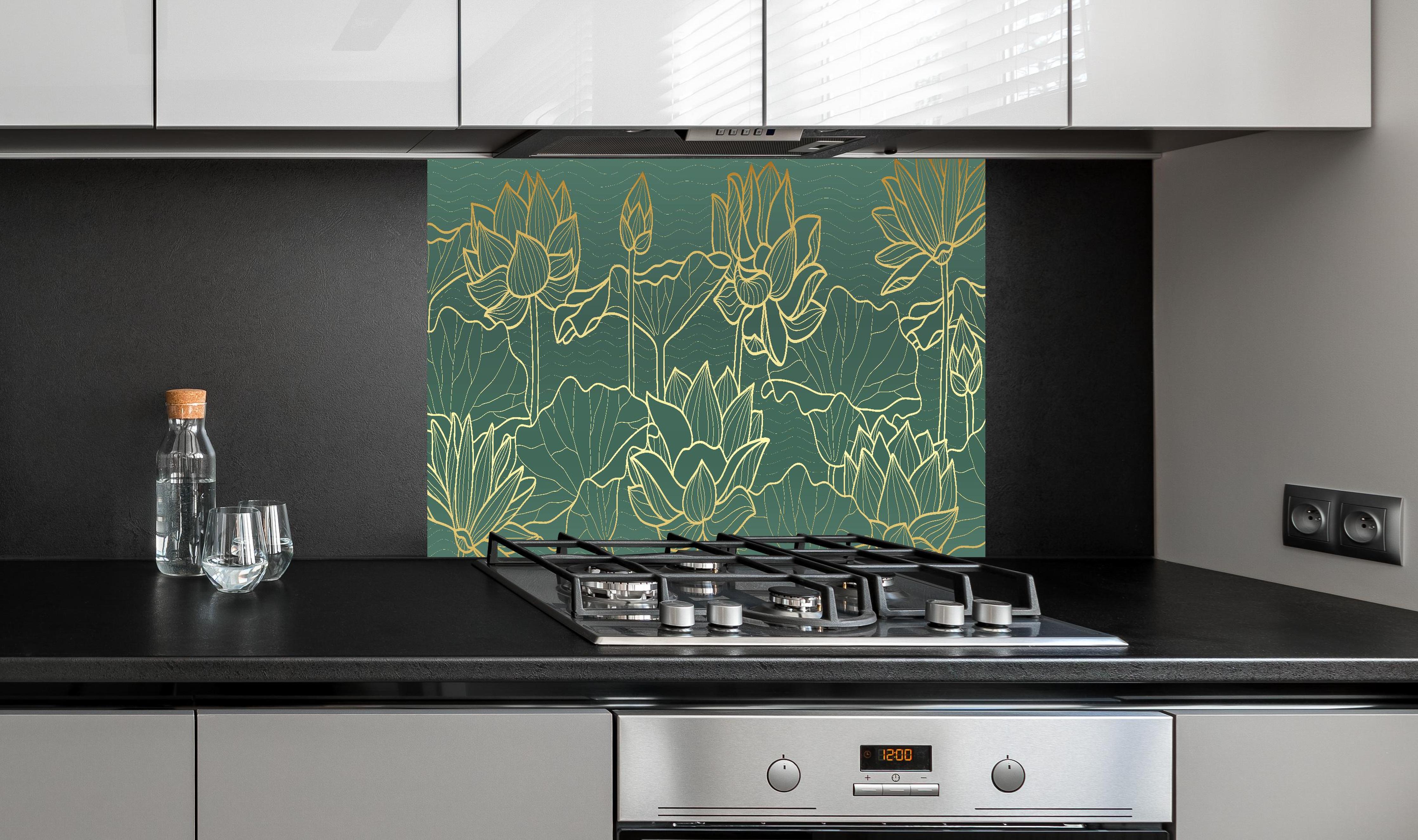 Spritzschutz - Elegantes Lotus Muster in Gold Lineart hinter einem Cerankochfeld zwischen Holz-Kochutensilien
