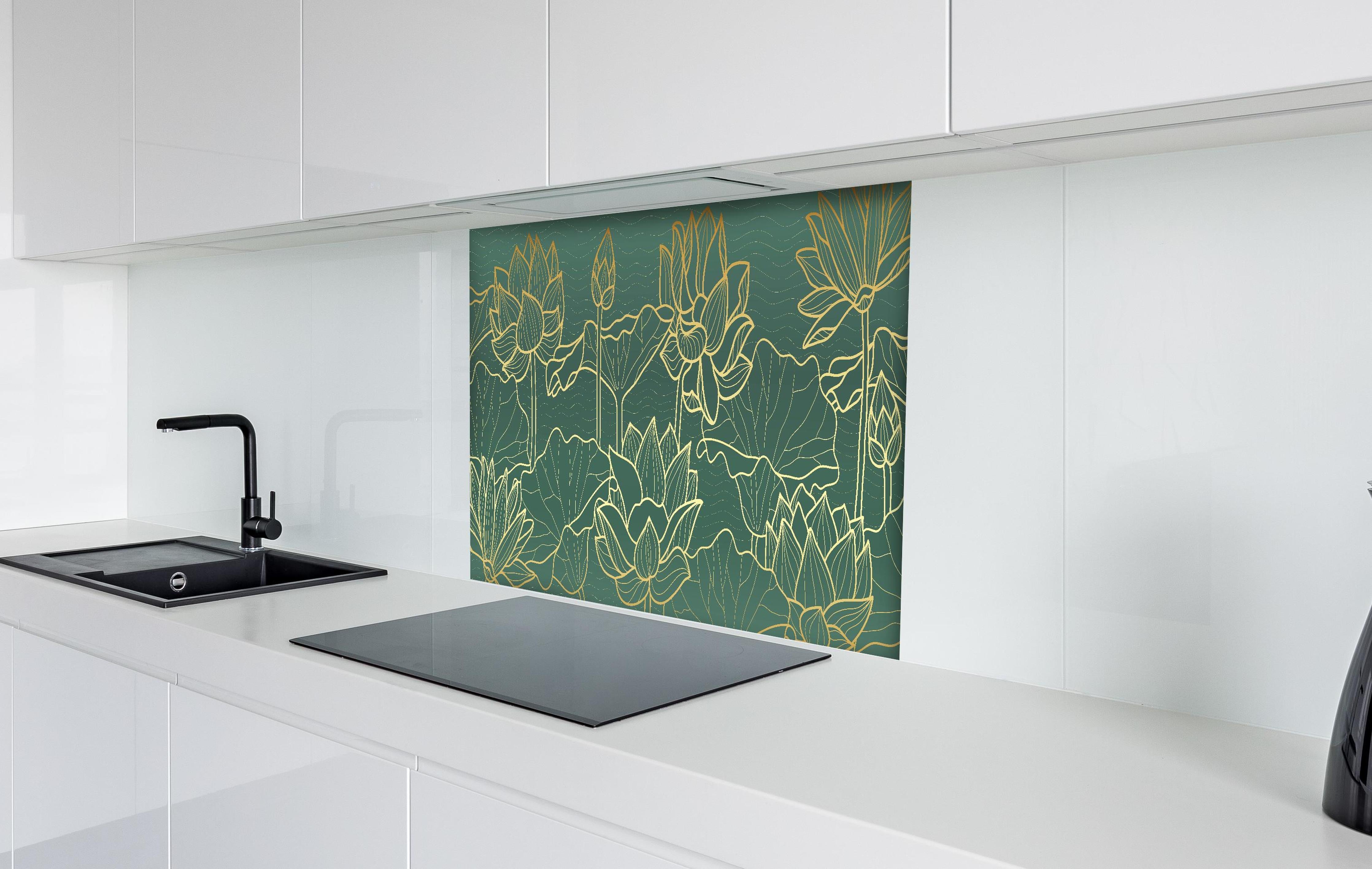 Spritzschutz - Elegantes Lotus Muster in Gold Lineart hinter einem Cerankochfeld zwischen Holz-Kochutensilien
